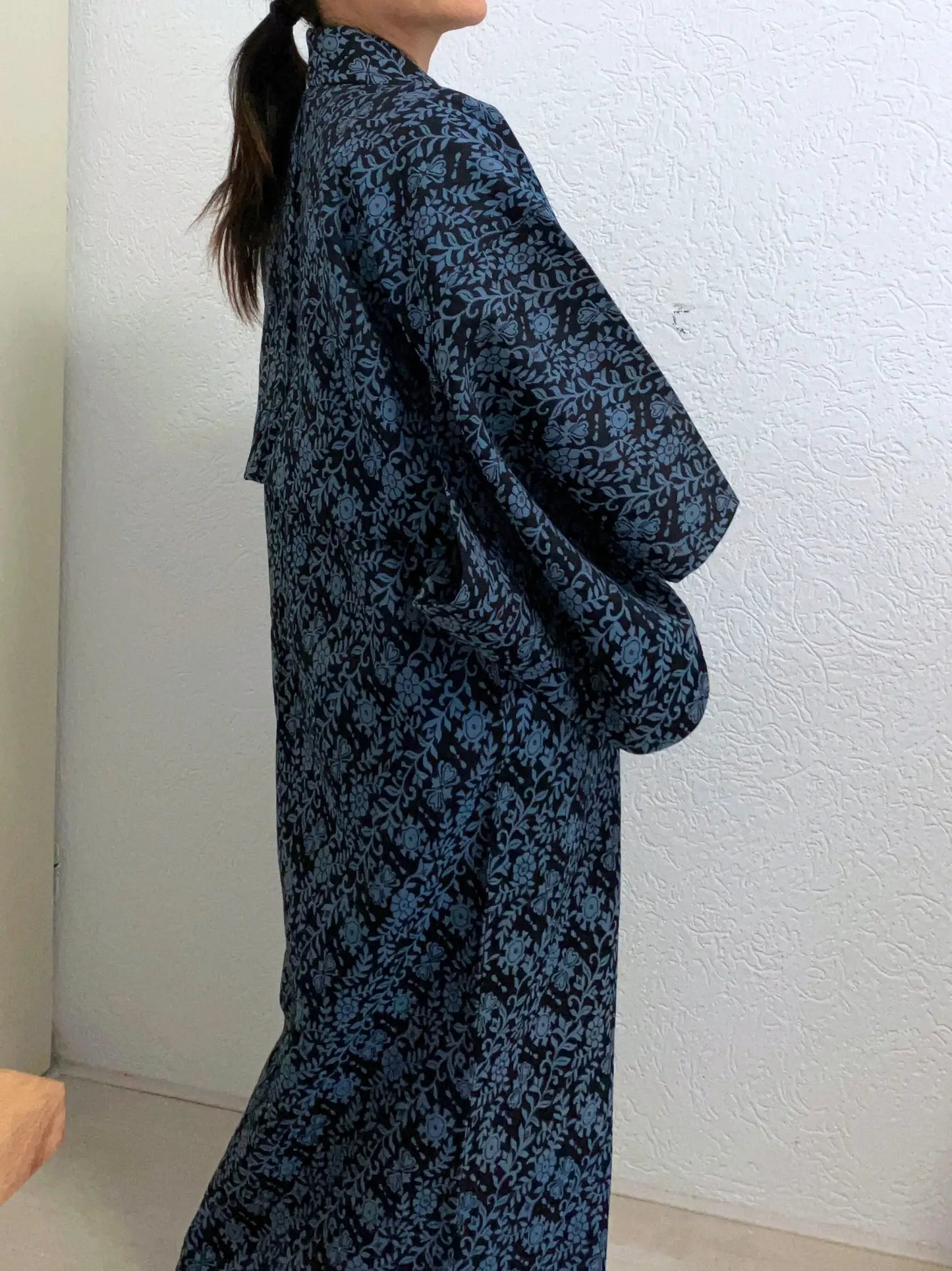 Vintage Tsumugi-Kimono – Marineblaue Blumen im Webmuster – Halleluja, original arrangiert