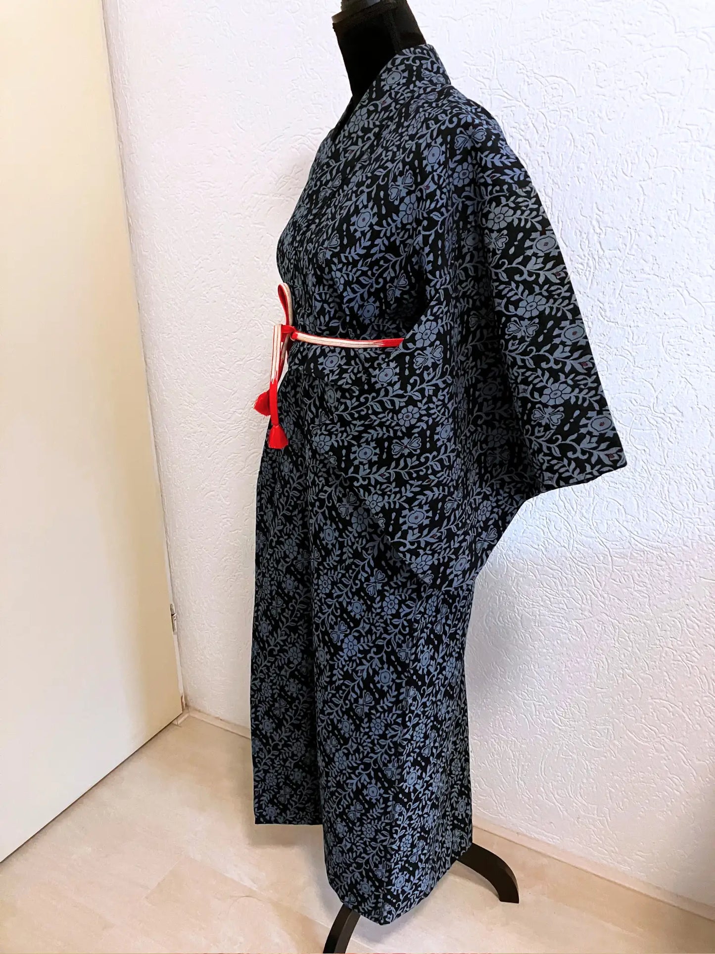 Vintage Tsumugi-Kimono – Marineblaue Blumen im Webmuster – Halleluja, original arrangiert