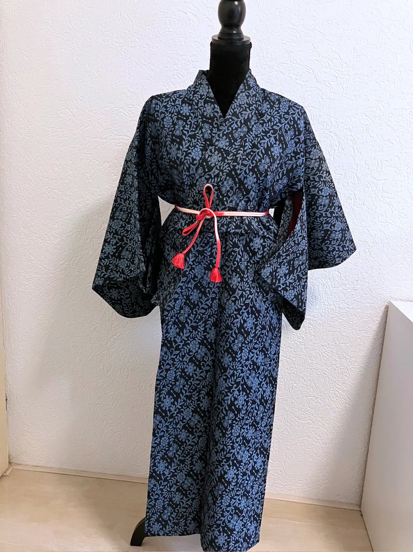 Vintage Tsumugi-Kimono – Marineblaue Blumen im Webmuster – Halleluja, original arrangiert