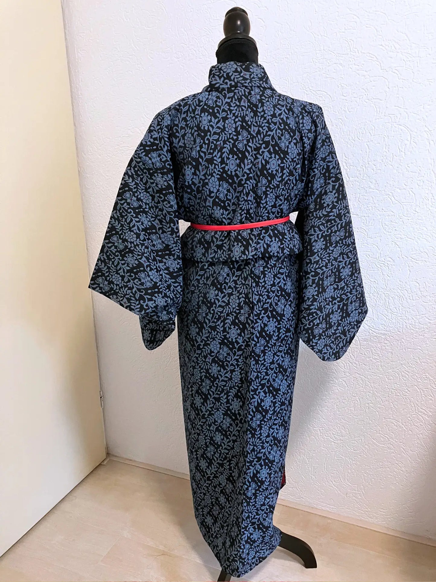 Vintage Tsumugi-Kimono – Marineblaue Blumen im Webmuster – Halleluja, original arrangiert