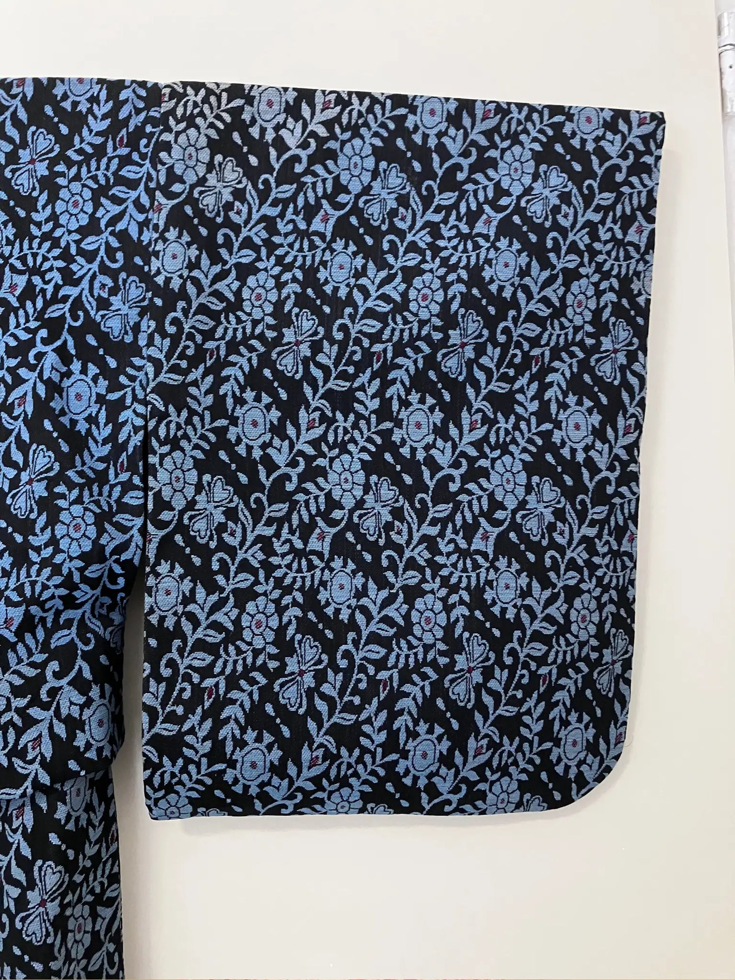 Vintage Tsumugi-Kimono – Marineblaue Blumen im Webmuster – Halleluja, original arrangiert
