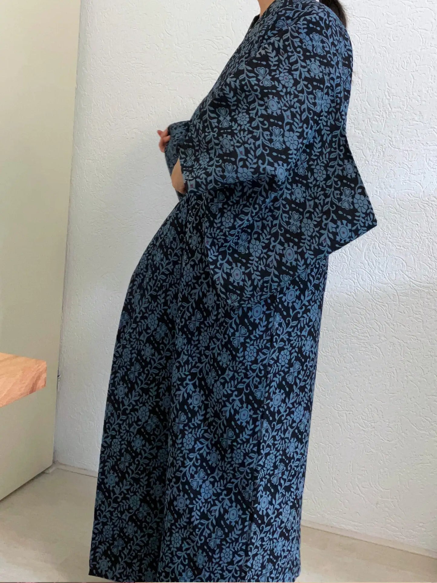 Vintage Tsumugi-Kimono – Marineblaue Blumen im Webmuster – Halleluja, original arrangiert