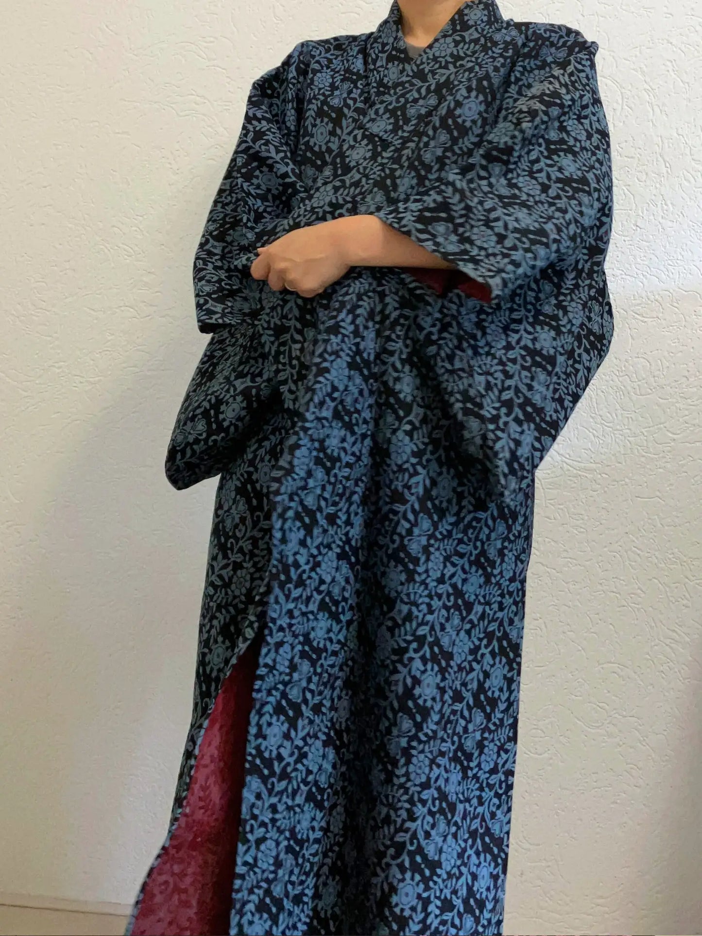 Vintage Tsumugi-Kimono – Marineblaue Blumen im Webmuster – Halleluja, original arrangiert