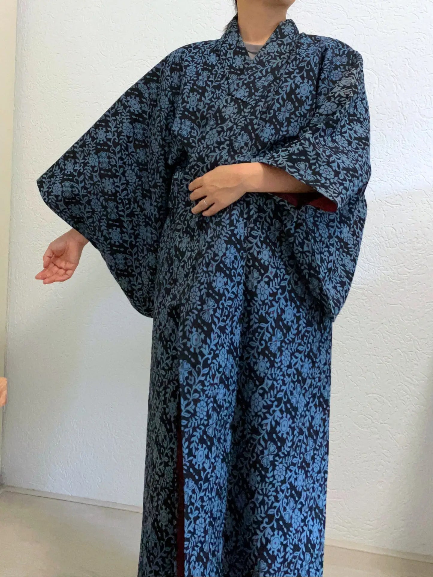 Vintage Tsumugi-Kimono – Marineblaue Blumen im Webmuster – Halleluja, original arrangiert