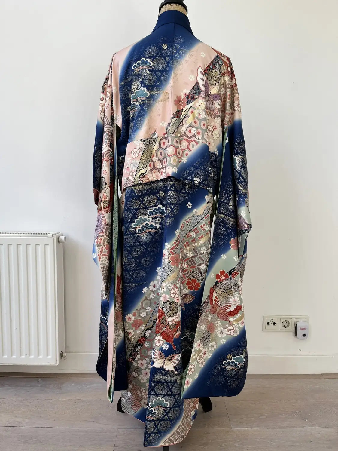 Vintage Furisode – Kirschblüten und Schmetterlinge in der Milchstraße – Halleluja original arrangiert