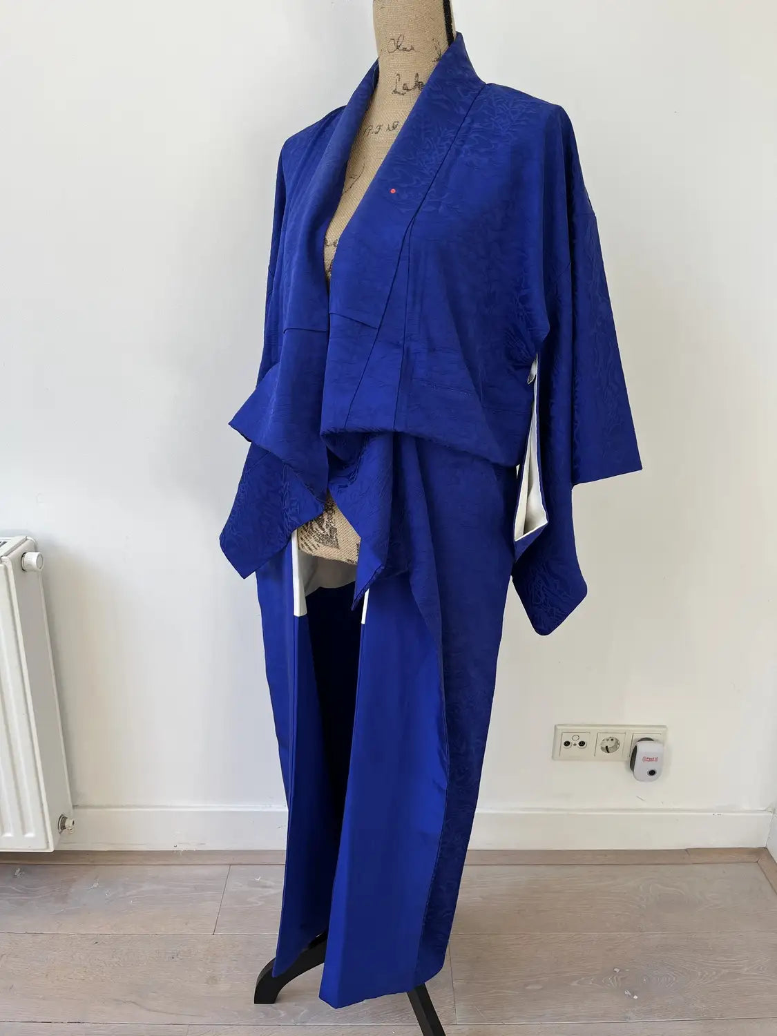 Vintage Iromuji-Kimono - Tiefblaues botanisches Blatt - Halleluja original arrangiert