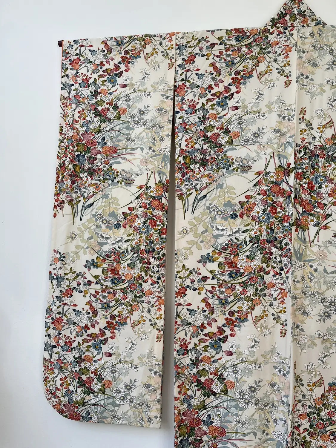 Vintage Furisode - Cremeweiße Blumen in Katazome-Färbung -