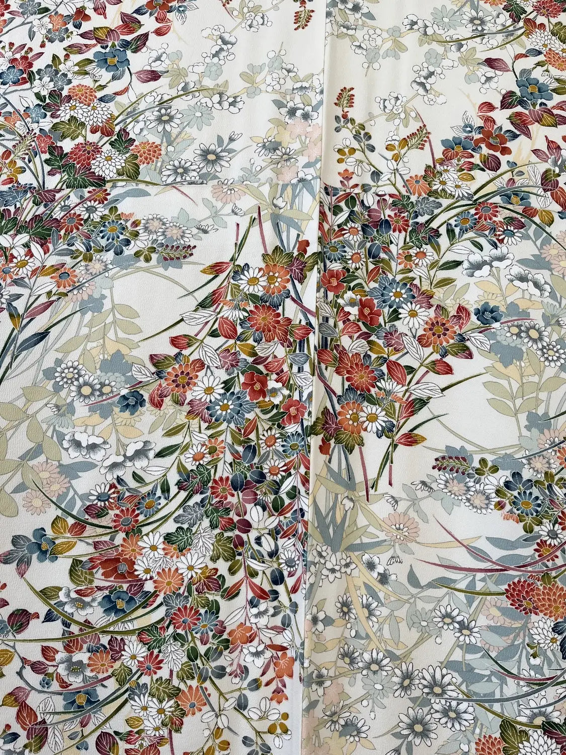 Vintage Furisode - Cremeweiße Blumen in Katazome-Färbung -