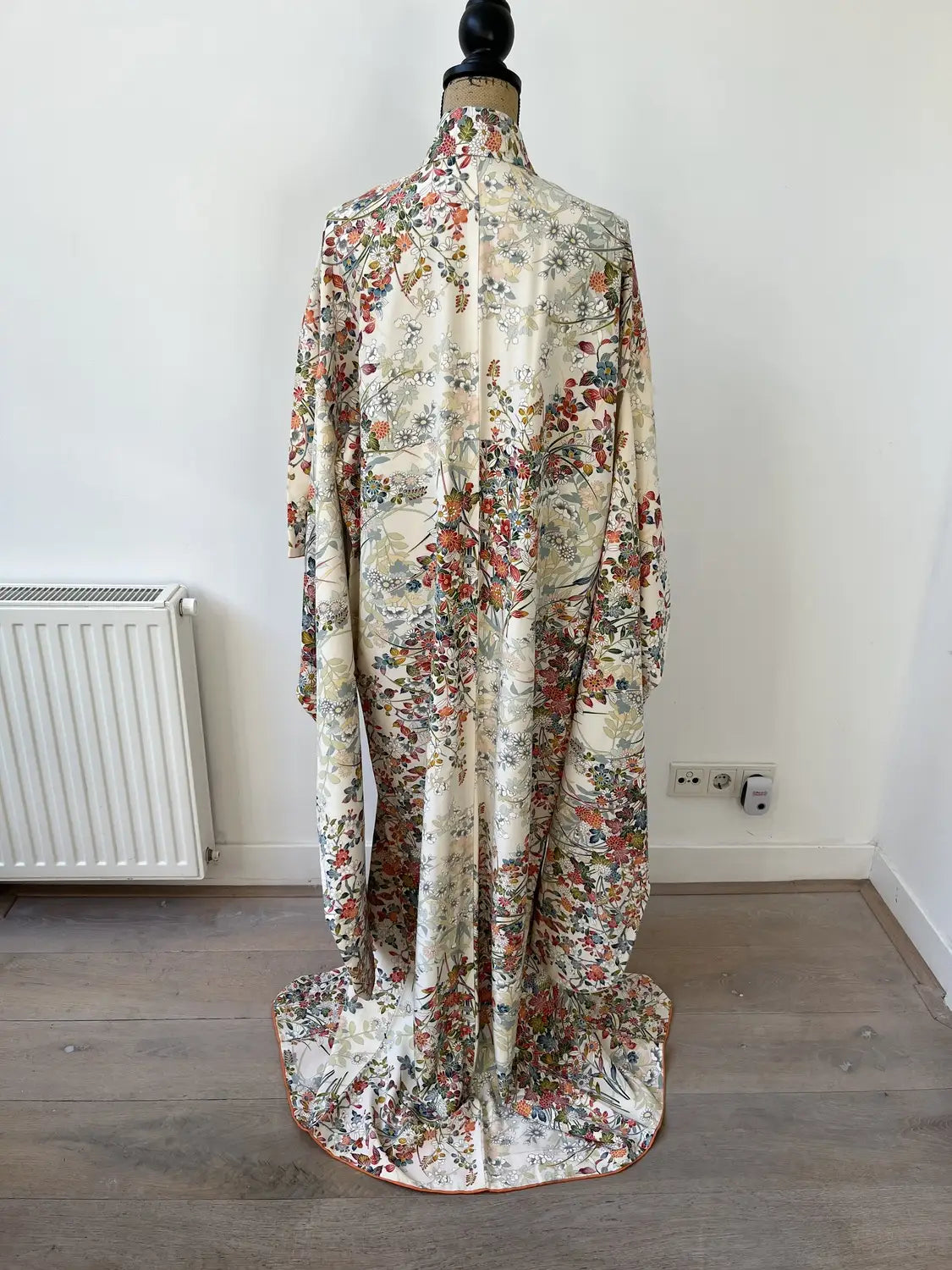 Vintage Furisode - Cremeweiße Blumen in Katazome-Färbung -