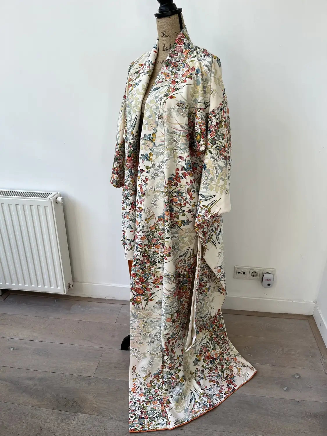 Vintage Furisode - Cremeweiße Blumen in Katazome-Färbung -