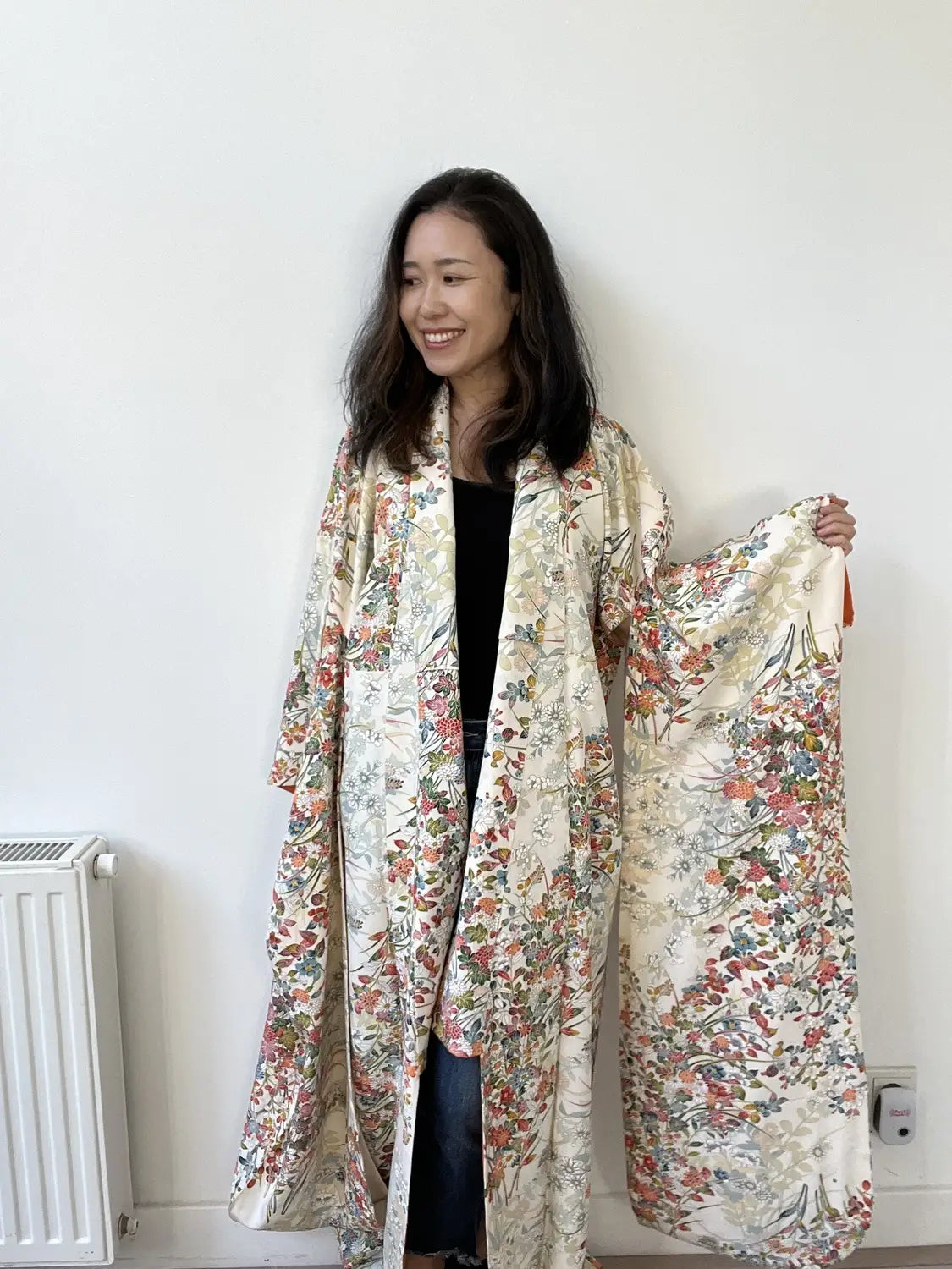 Vintage Furisode - Cremeweiße Blumen in Katazome-Färbung -