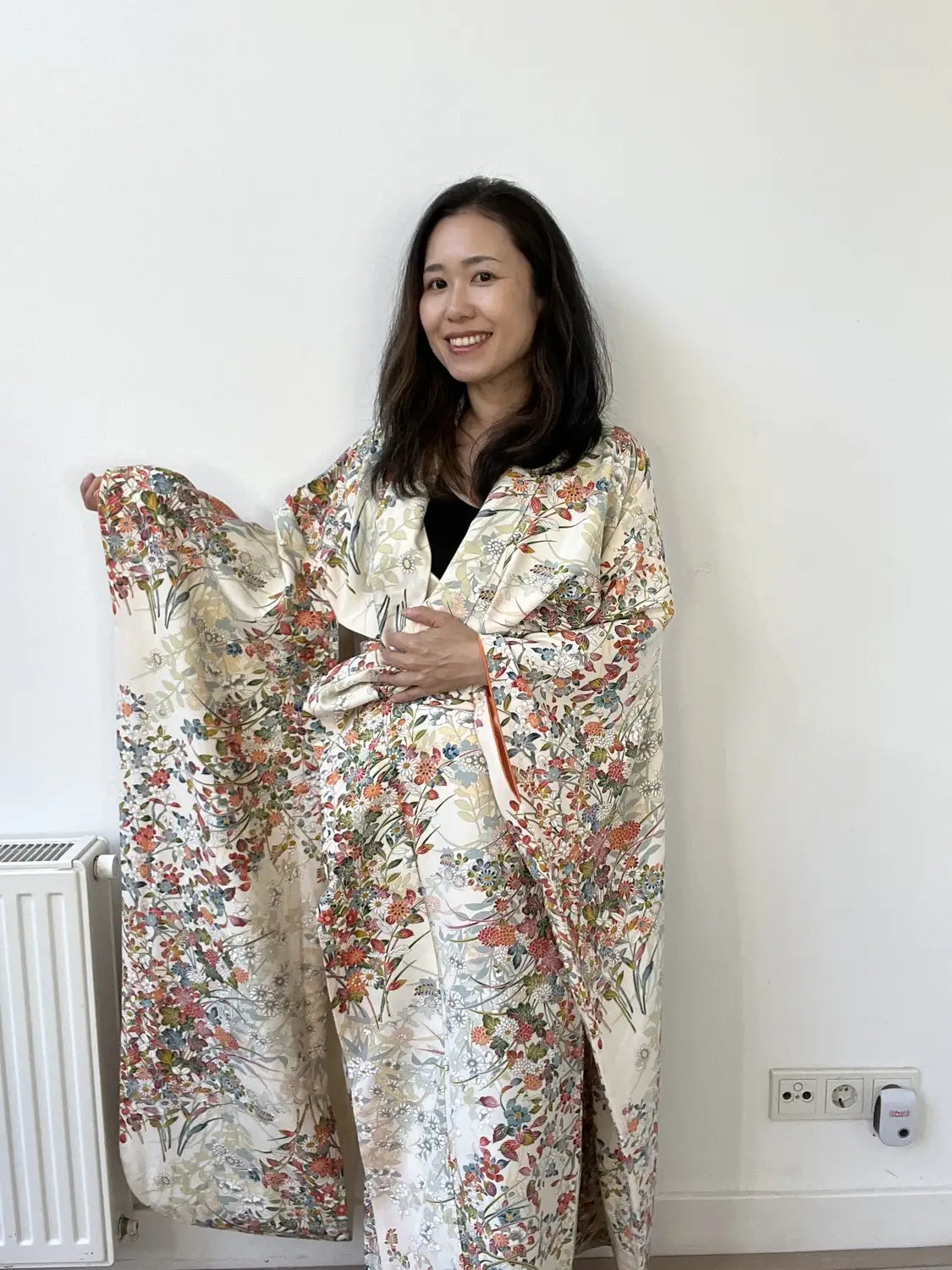 Vintage Furisode - Cremeweiße Blumen in Katazome-Färbung -