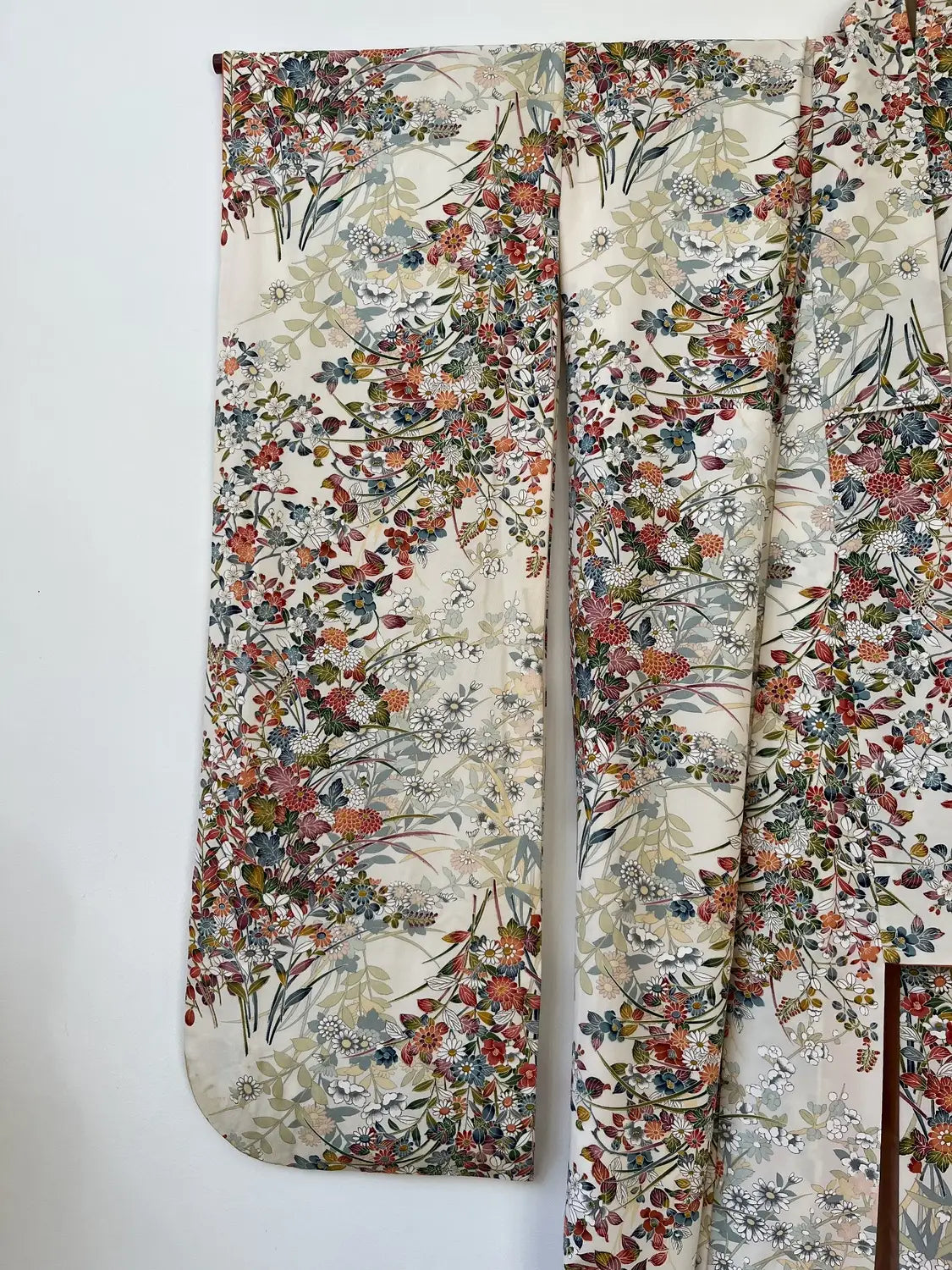 Vintage Furisode - Cremeweiße Blumen in Katazome-Färbung -