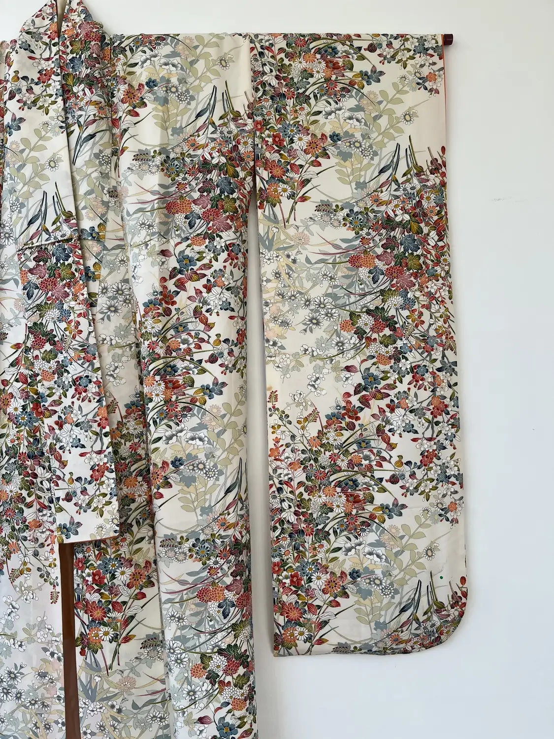 Vintage Furisode - Cremeweiße Blumen in Katazome-Färbung -