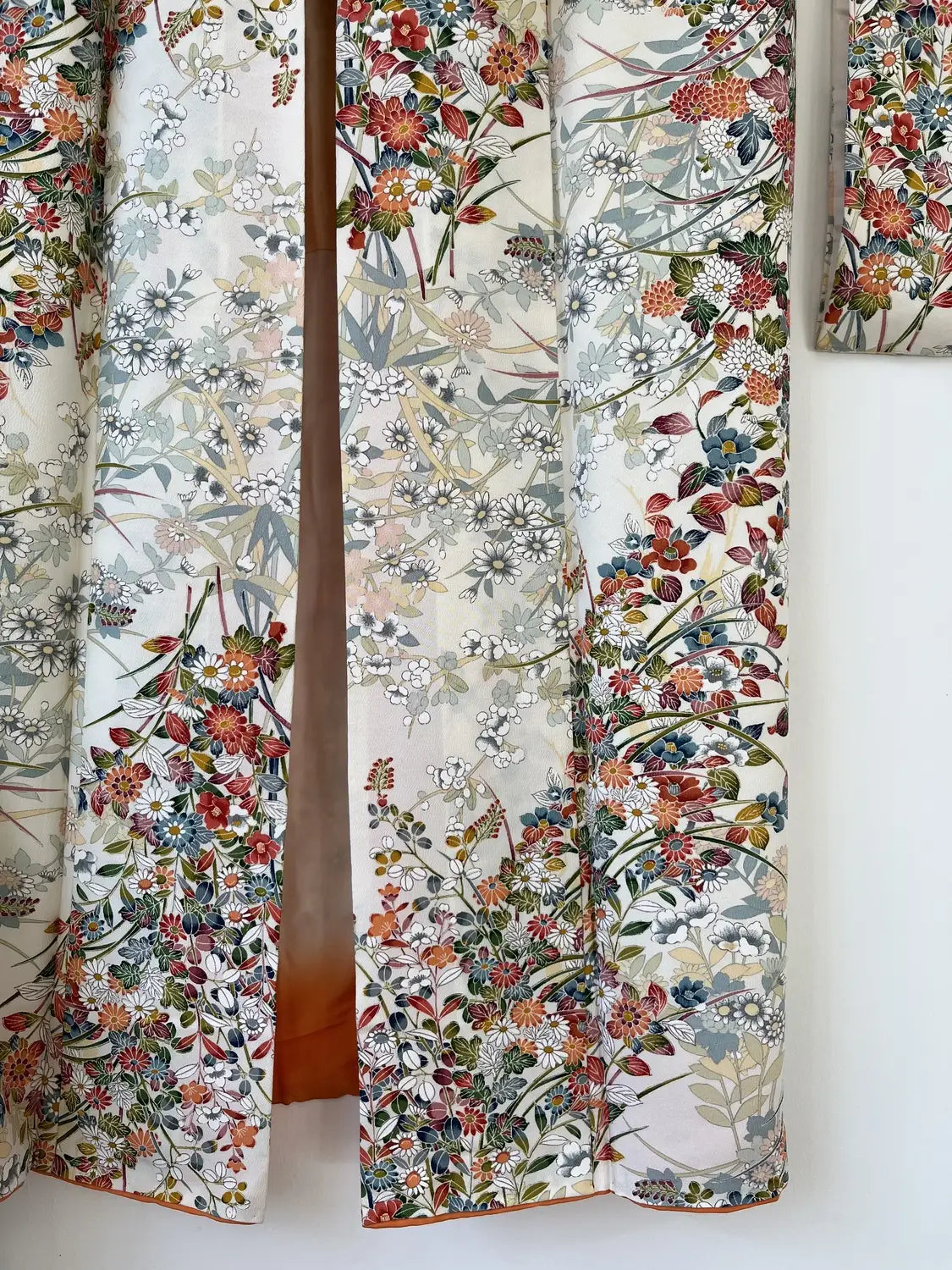 Vintage Furisode - Cremeweiße Blumen in Katazome-Färbung -