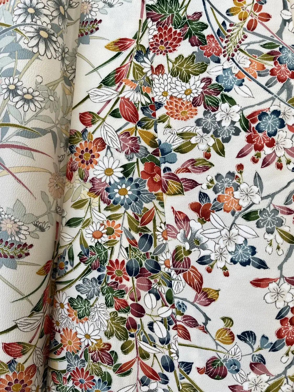 Vintage Furisode - Cremeweiße Blumen in Katazome-Färbung -