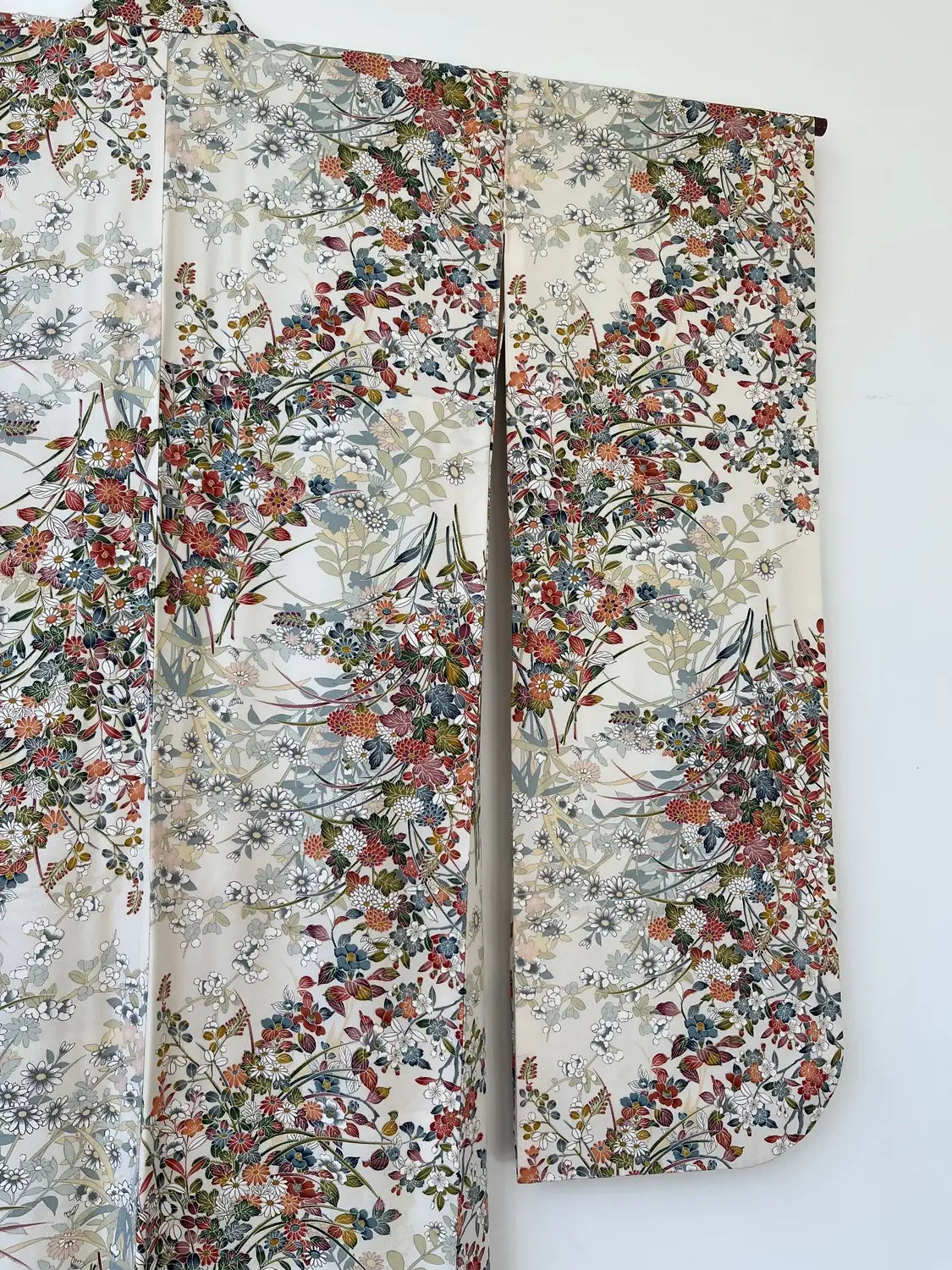 Vintage Furisode - Cremeweiße Blumen in Katazome-Färbung -