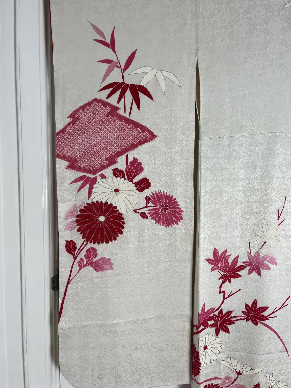 Vintage Furisode - White＆Red Kiku-bishi (Chrysanthemum Diamond Pattern) -