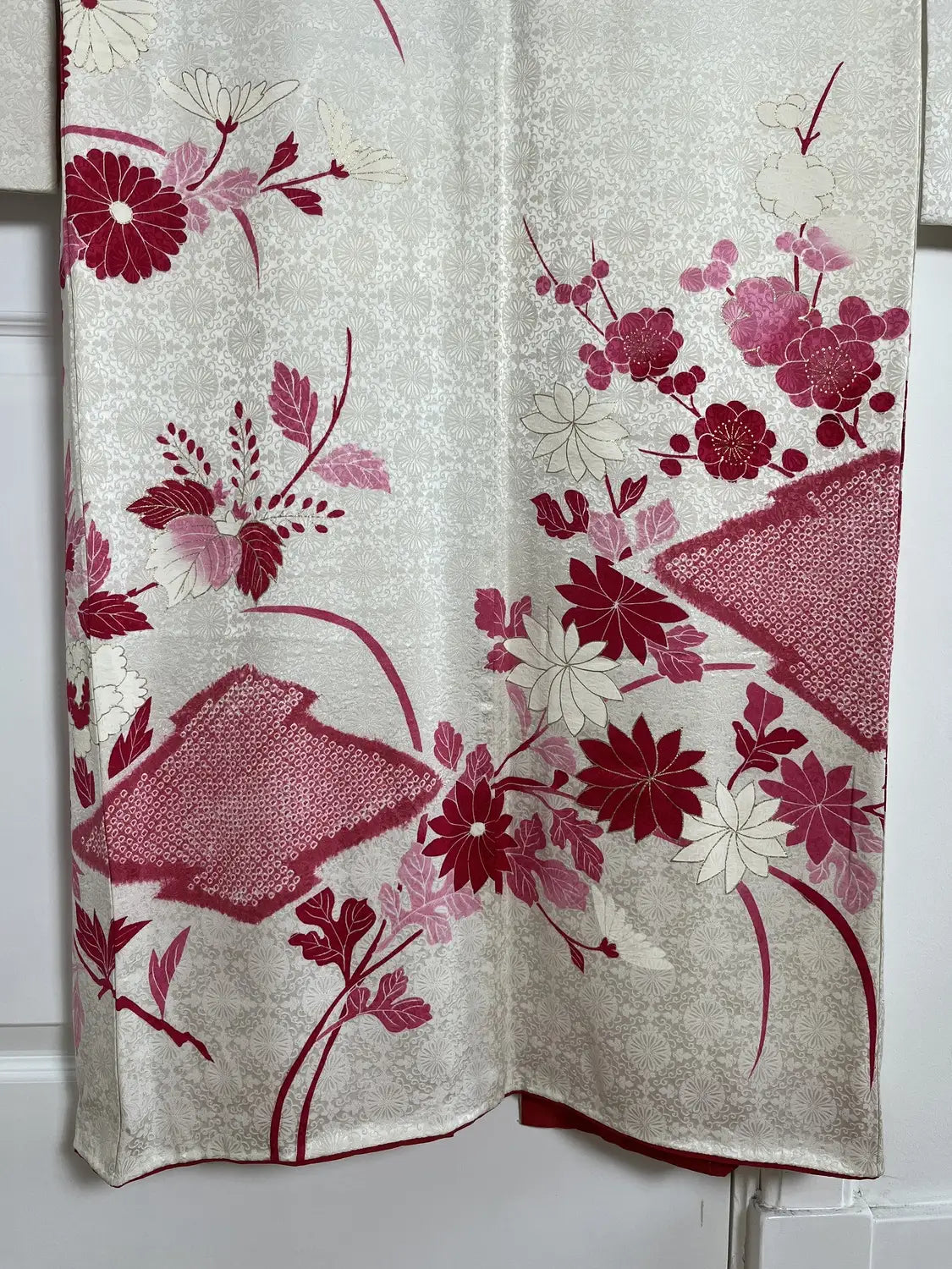 Vintage Furisode - White＆Red Kiku-bishi (Chrysanthemum Diamond Pattern) -