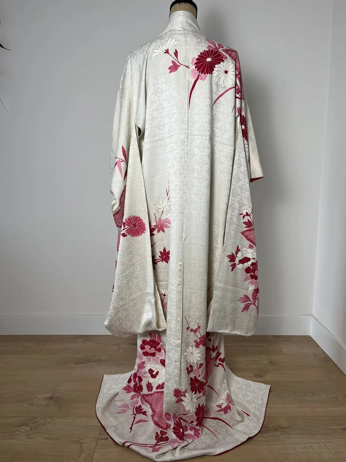 Vintage Furisode - White＆Red Kiku-bishi (Chrysanthemum Diamond Pattern) -