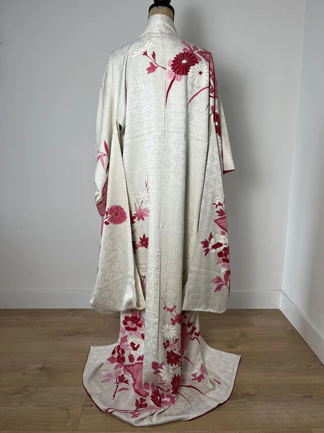 Vintage Furisode - White＆Red Kiku-bishi (Chrysanthemum Diamond Pattern) -