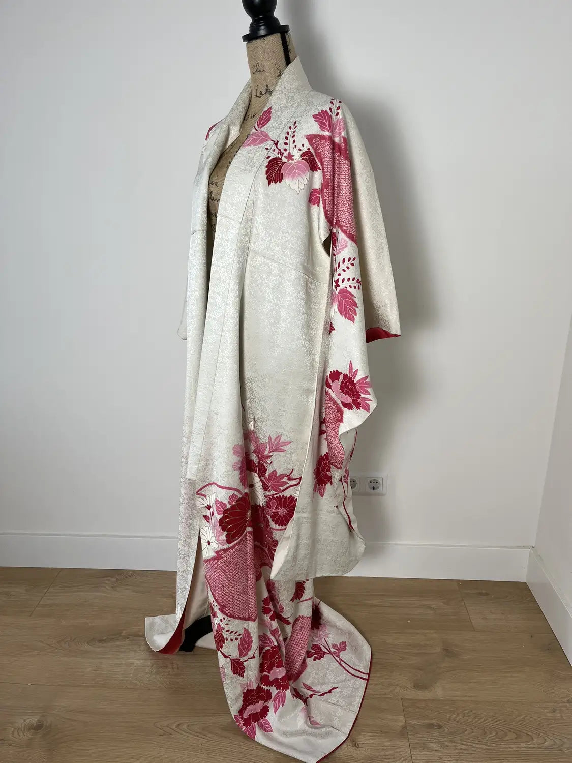 Vintage Furisode - White＆Red Kiku-bishi (Chrysanthemum Diamond Pattern) -