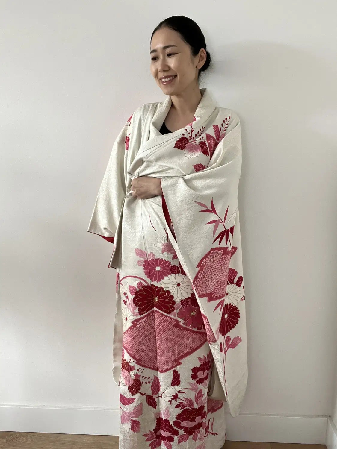 Vintage Furisode - White＆Red Kiku-bishi (Chrysanthemum Diamond Pattern) -