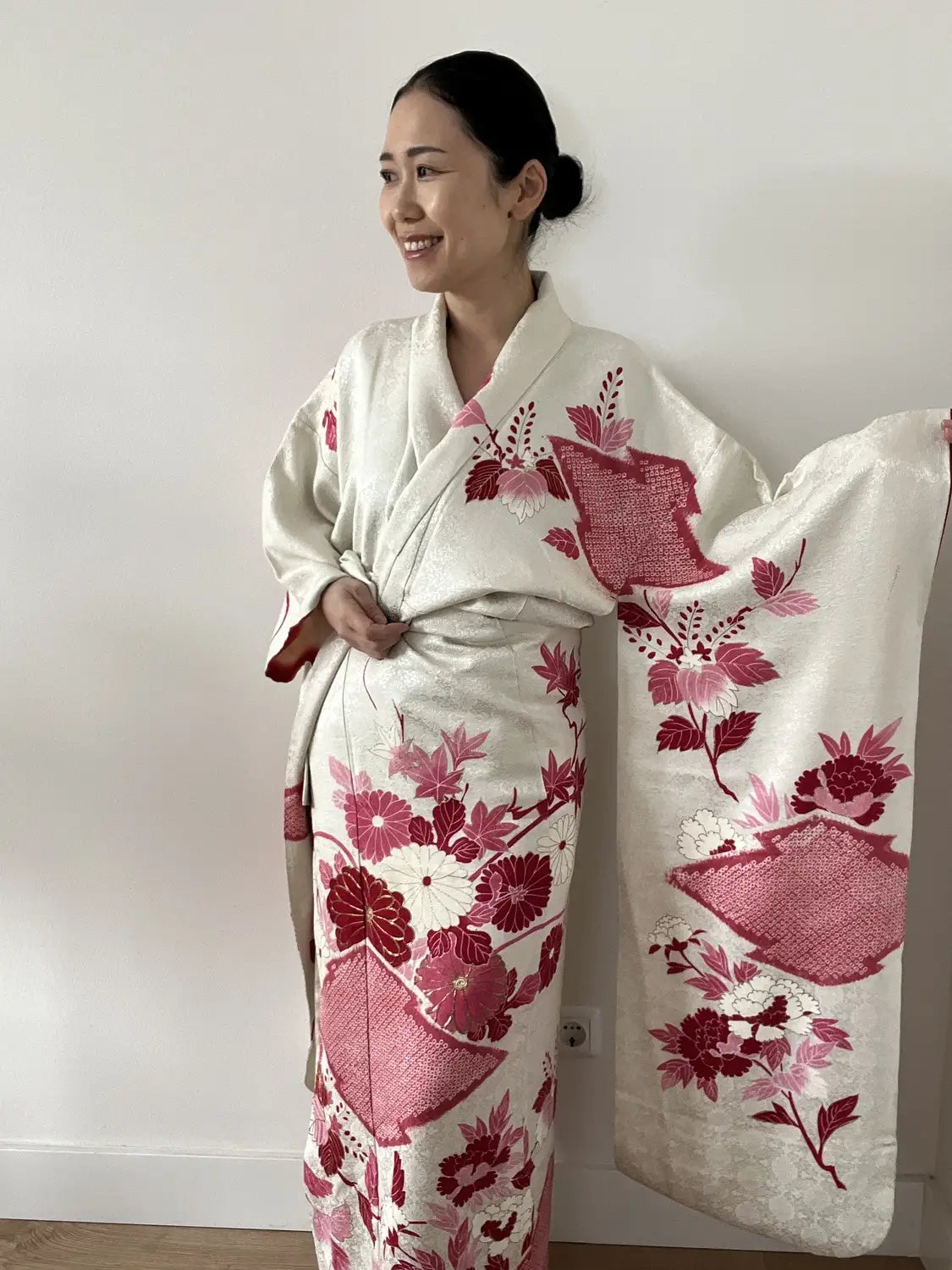 Vintage Furisode - White＆Red Kiku-bishi (Chrysanthemum Diamond Pattern) -