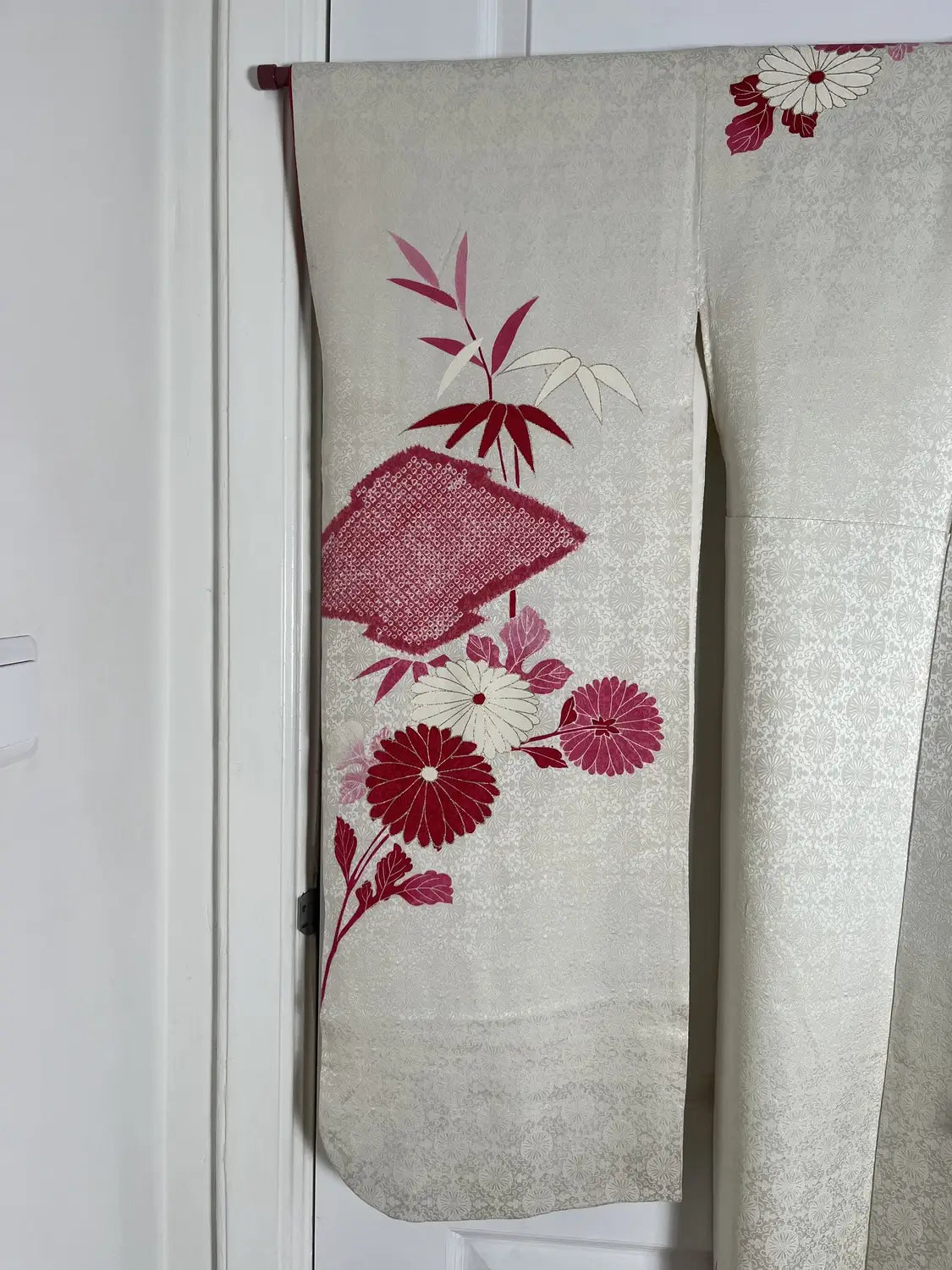 Vintage Furisode - White＆Red Kiku-bishi (Chrysanthemum Diamond Pattern) -
