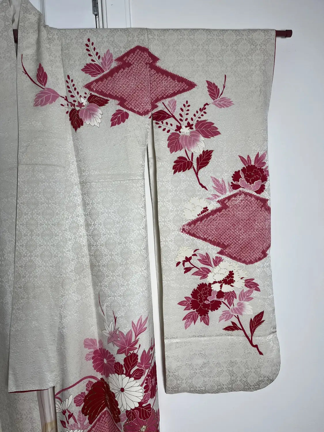 Vintage Furisode - White＆Red Kiku-bishi (Chrysanthemum Diamond Pattern) -