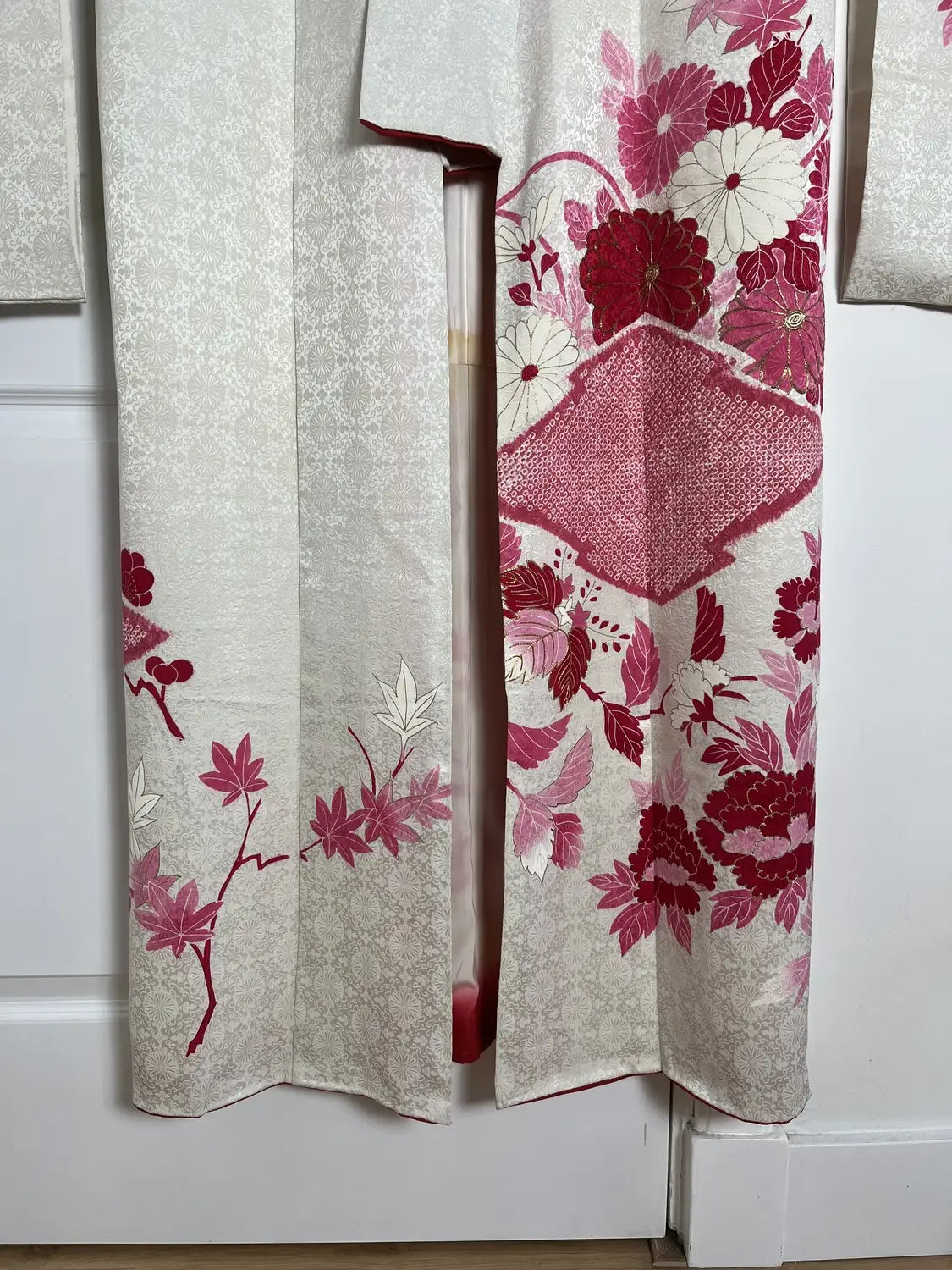 Vintage Furisode - White＆Red Kiku-bishi (Chrysanthemum Diamond Pattern) -