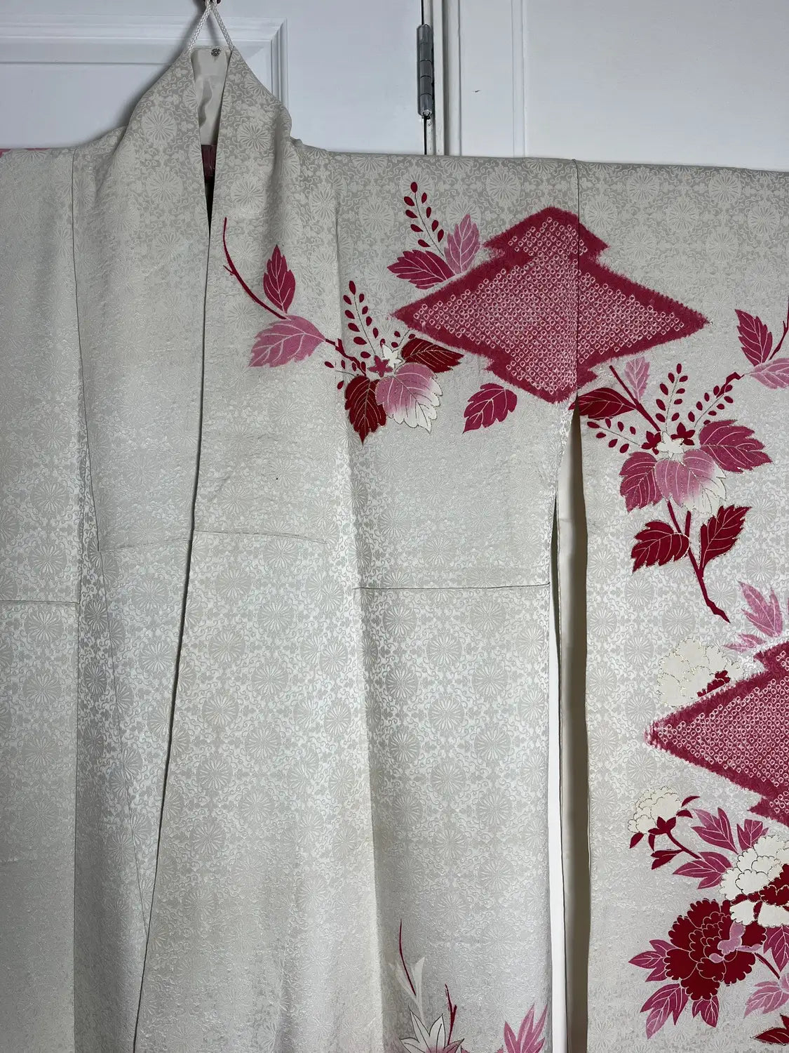 Vintage Furisode - White＆Red Kiku-bishi (Chrysanthemum Diamond Pattern) -