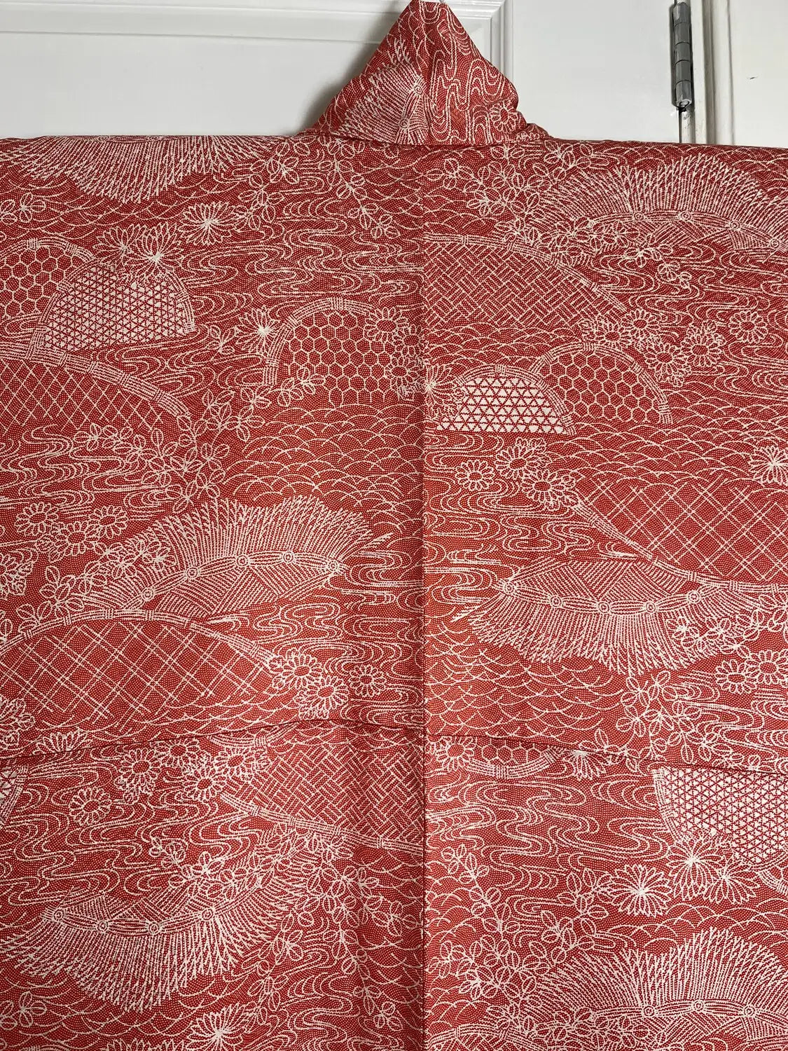 kimono Komon vintage -Motif scénique rouge dans la technique Edo Komon-
