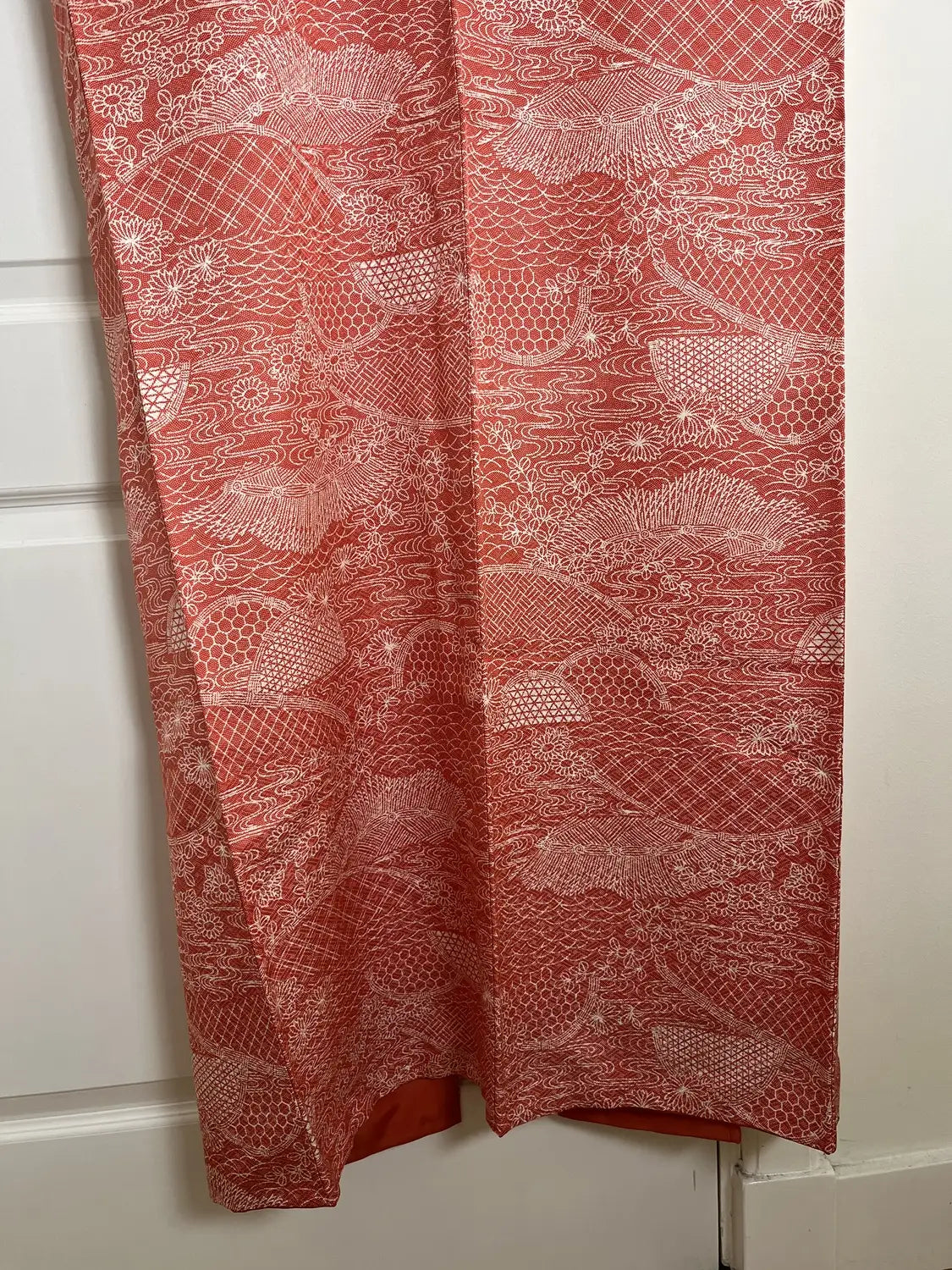 kimono Komon vintage -Motif scénique rouge dans la technique Edo Komon-