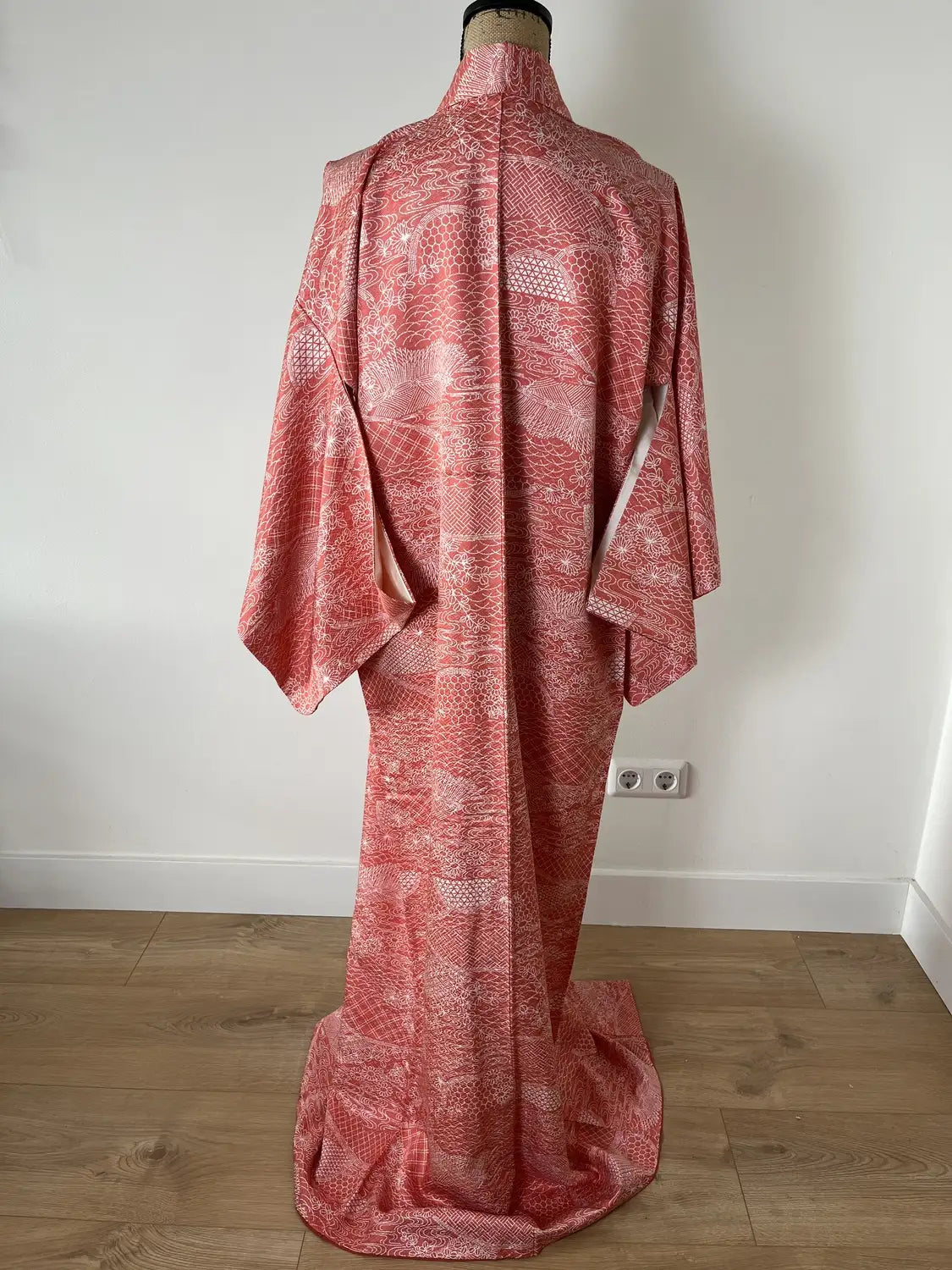 kimono Komon vintage -Motif scénique rouge dans la technique Edo Komon-