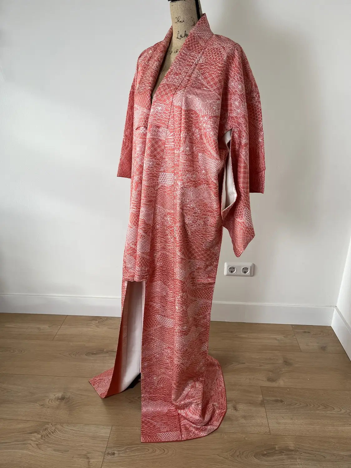 kimono Komon vintage -Motif scénique rouge dans la technique Edo Komon-