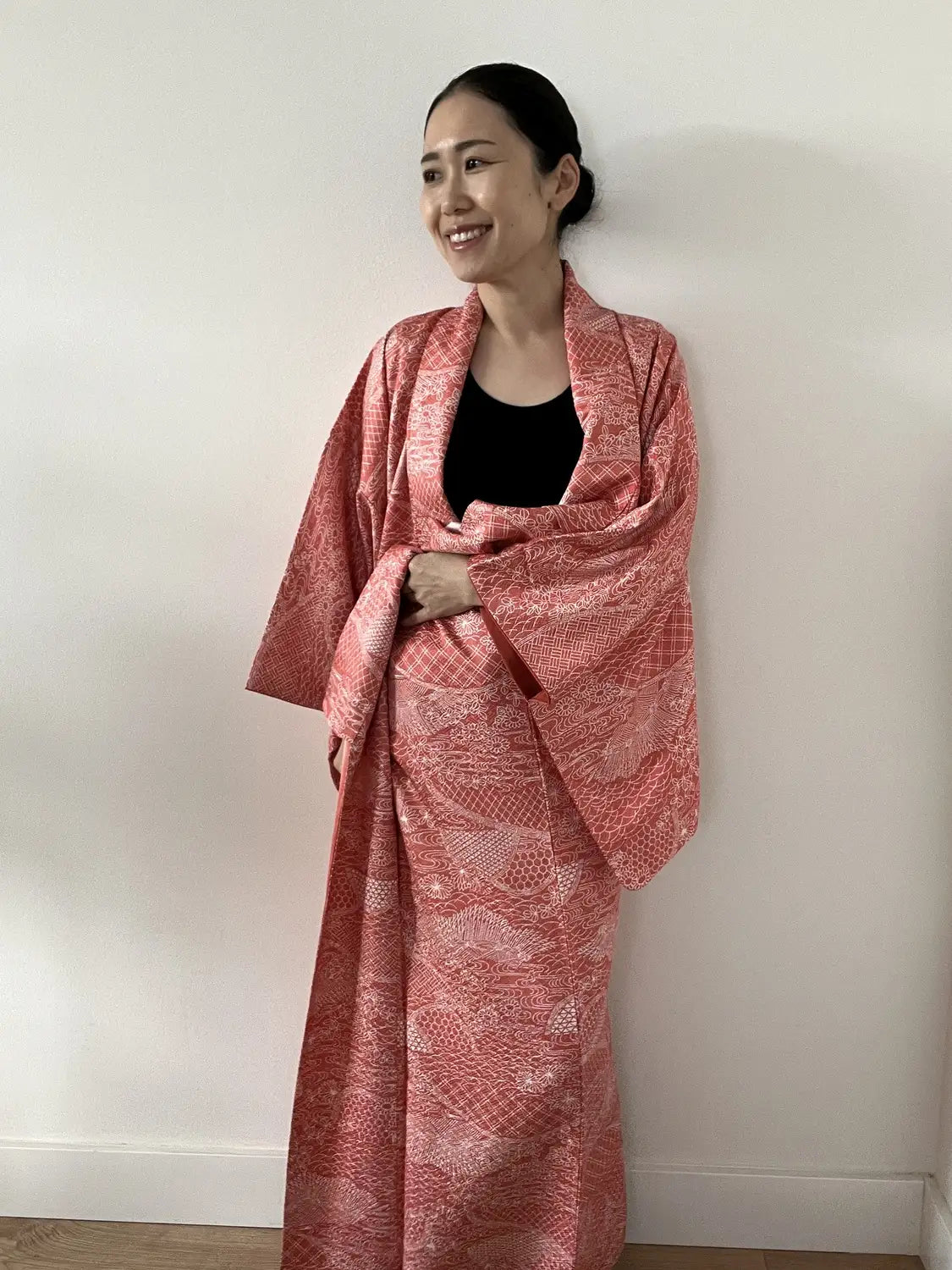 kimono Komon vintage -Motif scénique rouge dans la technique Edo Komon-
