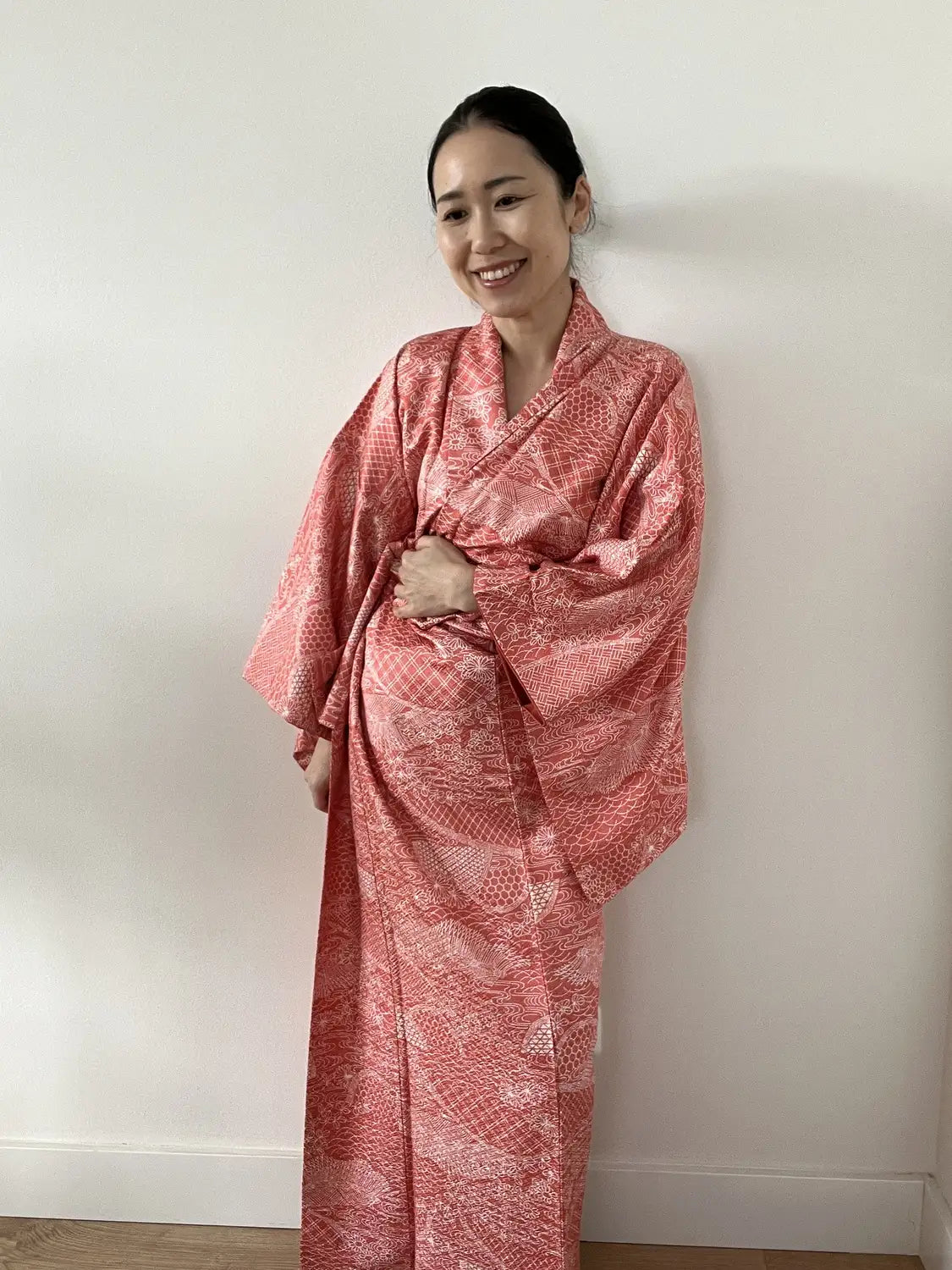 kimono Komon vintage -Motif scénique rouge dans la technique Edo Komon-