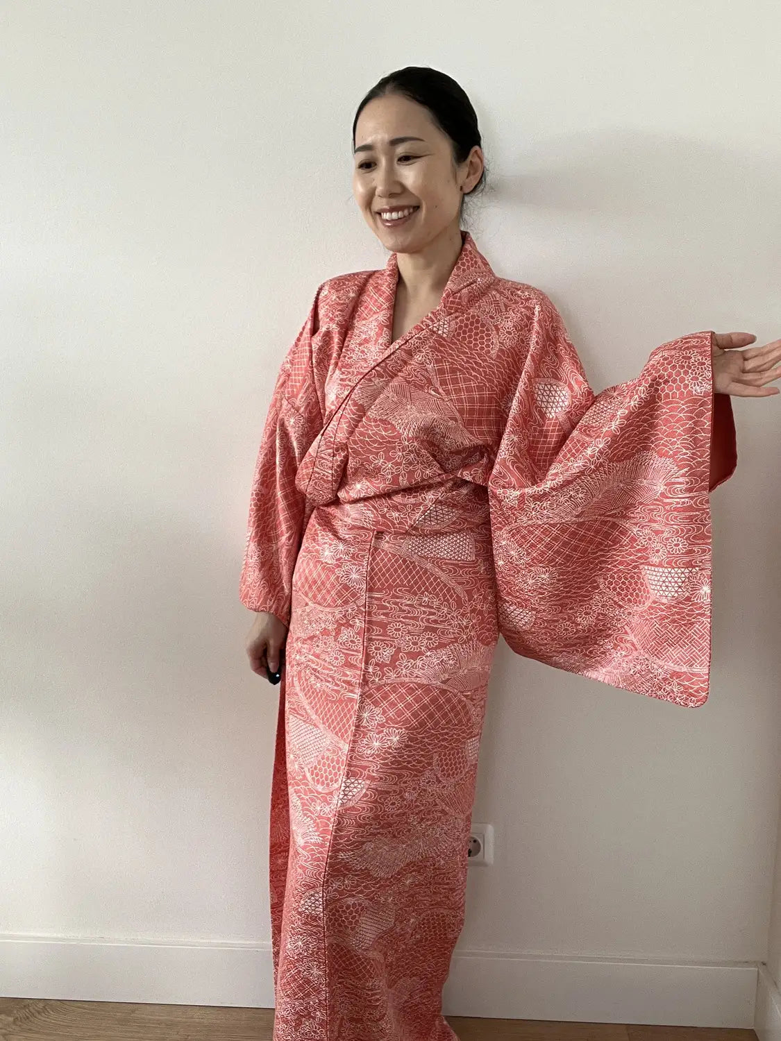 kimono Komon vintage -Motif scénique rouge dans la technique Edo Komon-