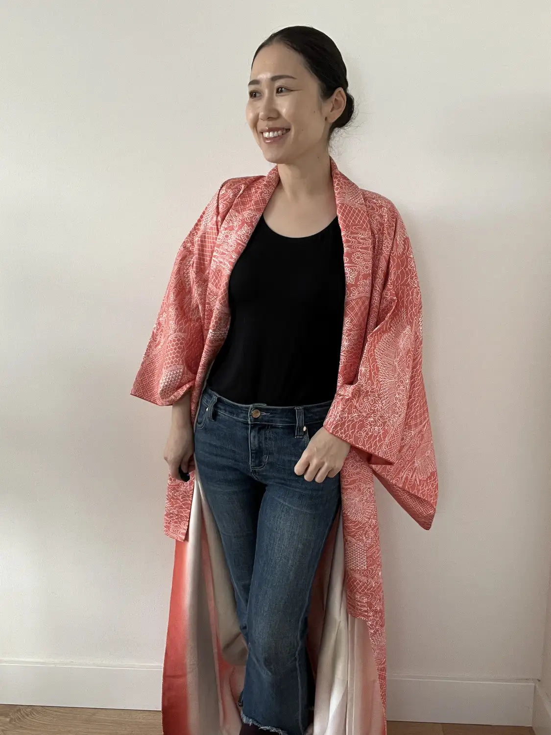 kimono Komon vintage -Motif scénique rouge dans la technique Edo Komon-