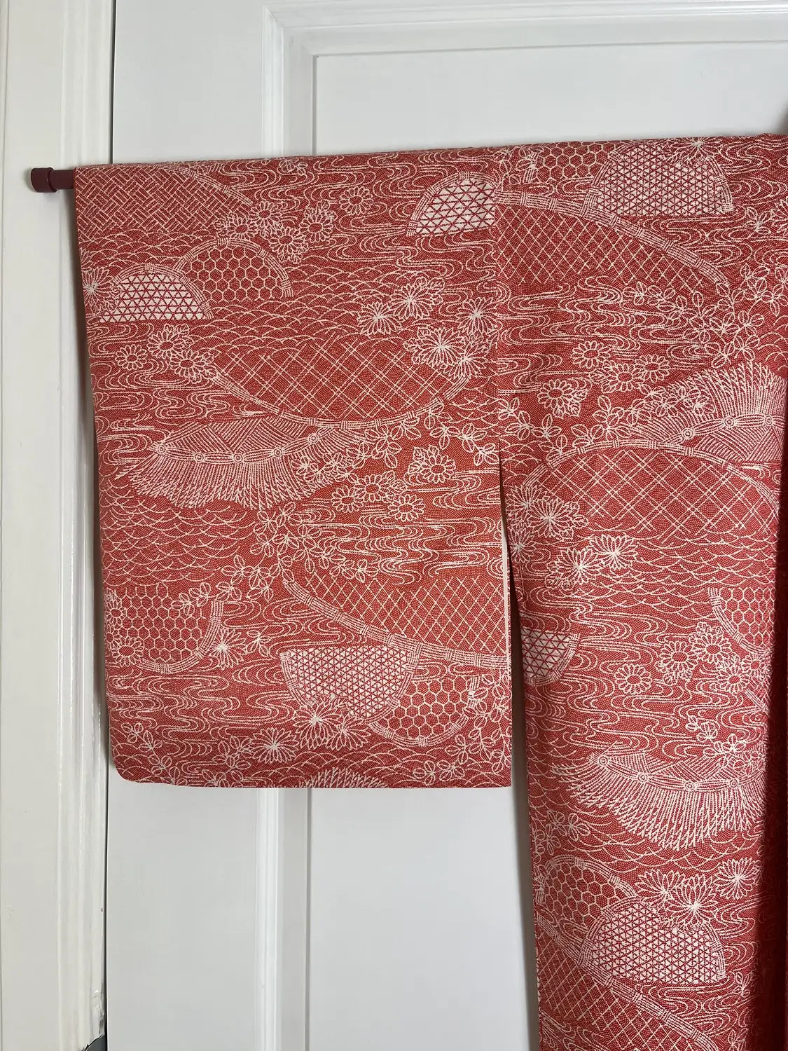 kimono Komon vintage -Motif scénique rouge dans la technique Edo Komon-