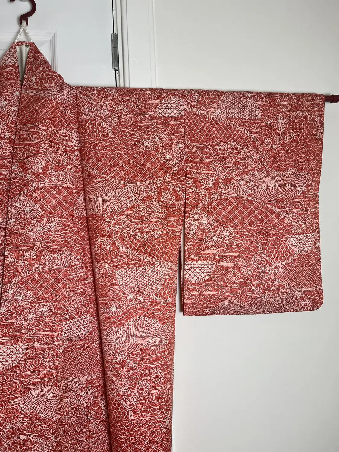 kimono Komon vintage -Motif scénique rouge dans la technique Edo Komon-