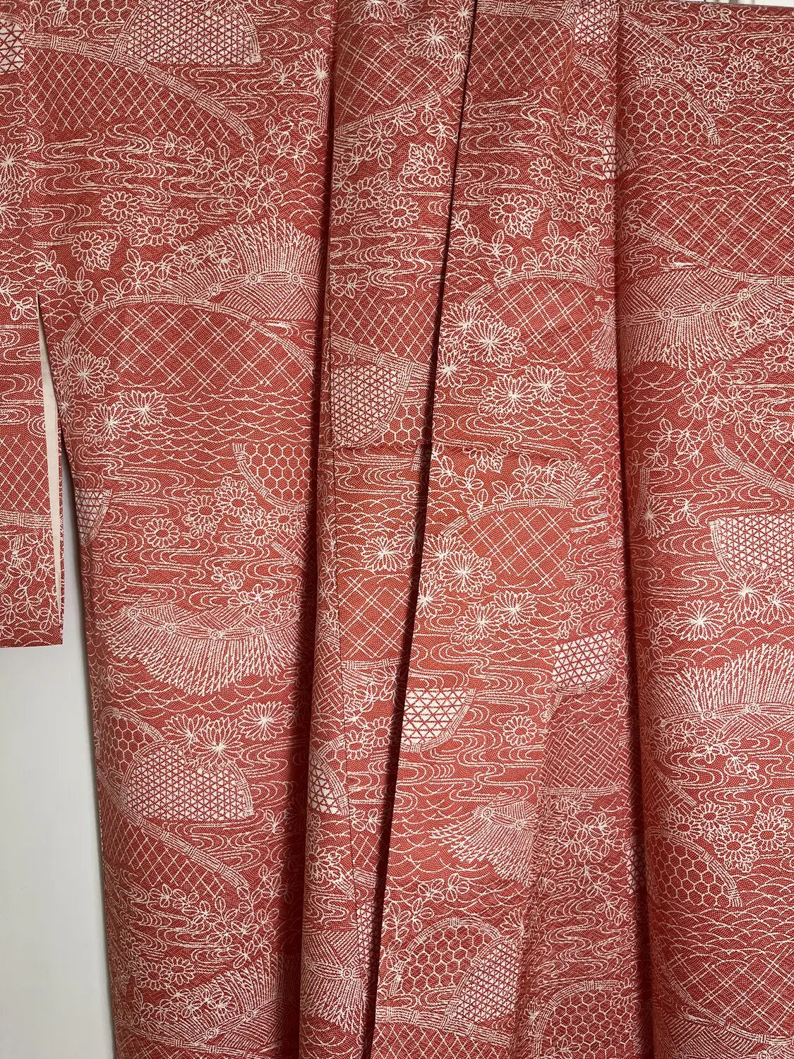kimono Komon vintage -Motif scénique rouge dans la technique Edo Komon-