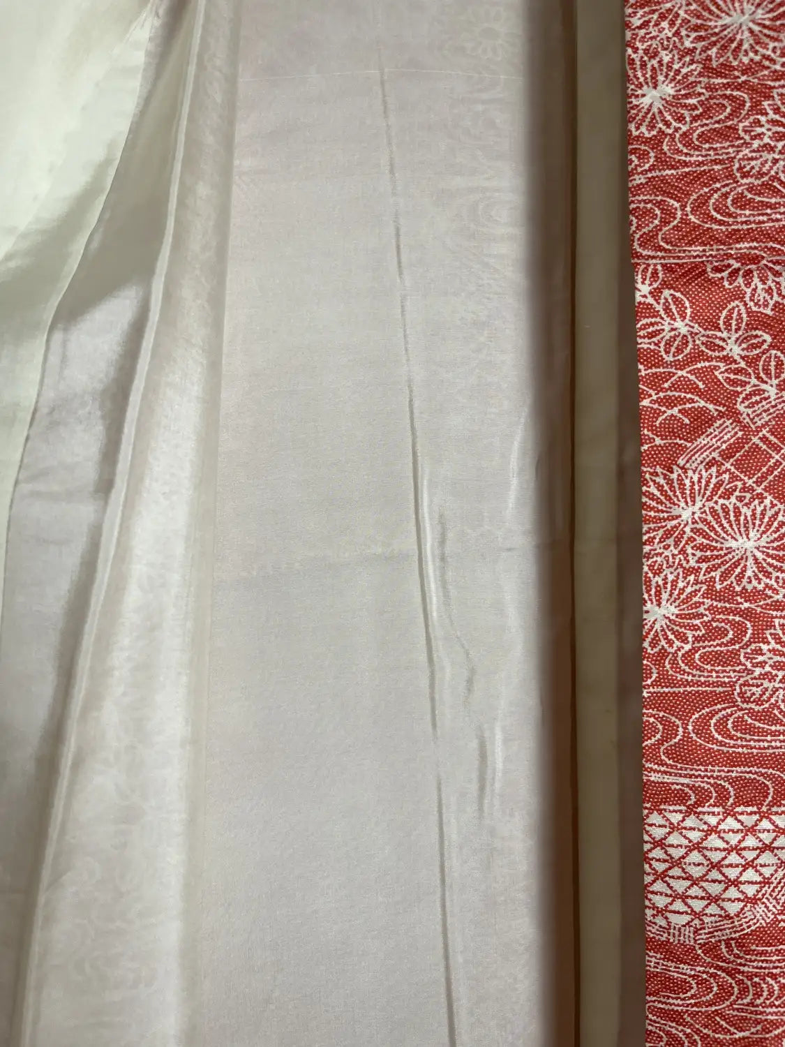 kimono Komon vintage -Motif scénique rouge dans la technique Edo Komon-