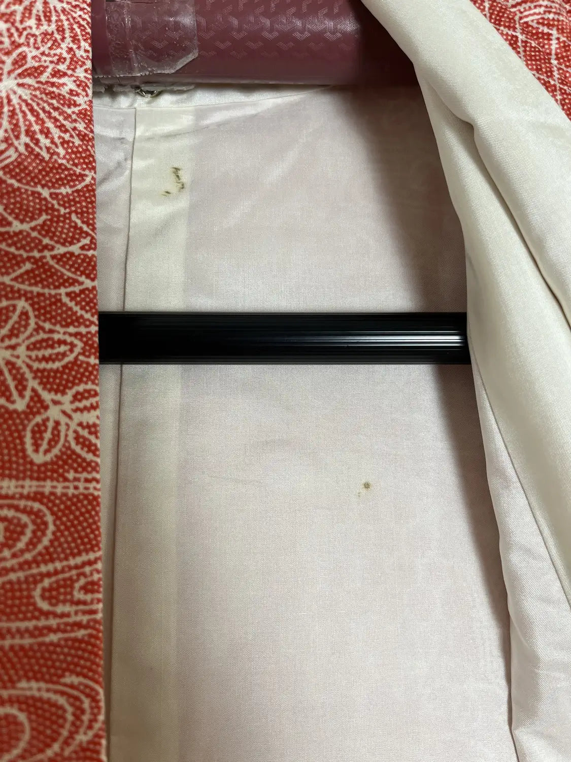 kimono Komon vintage -Motif scénique rouge dans la technique Edo Komon-