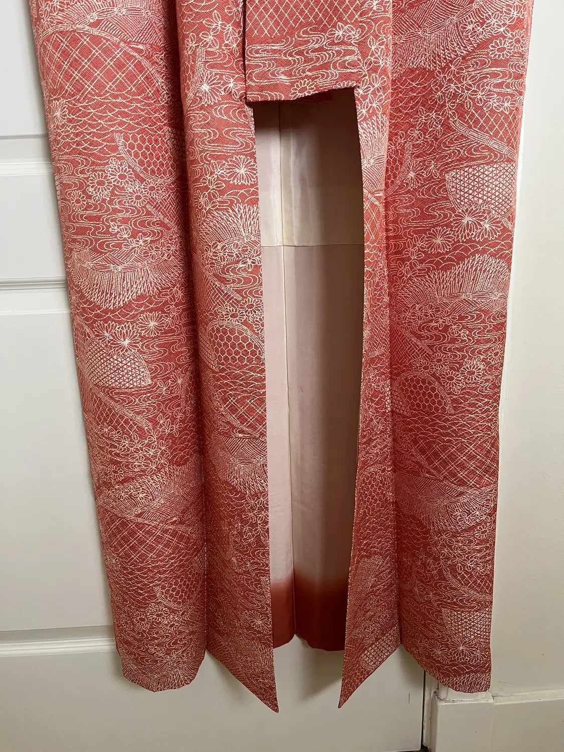 kimono Komon vintage -Motif scénique rouge dans la technique Edo Komon-