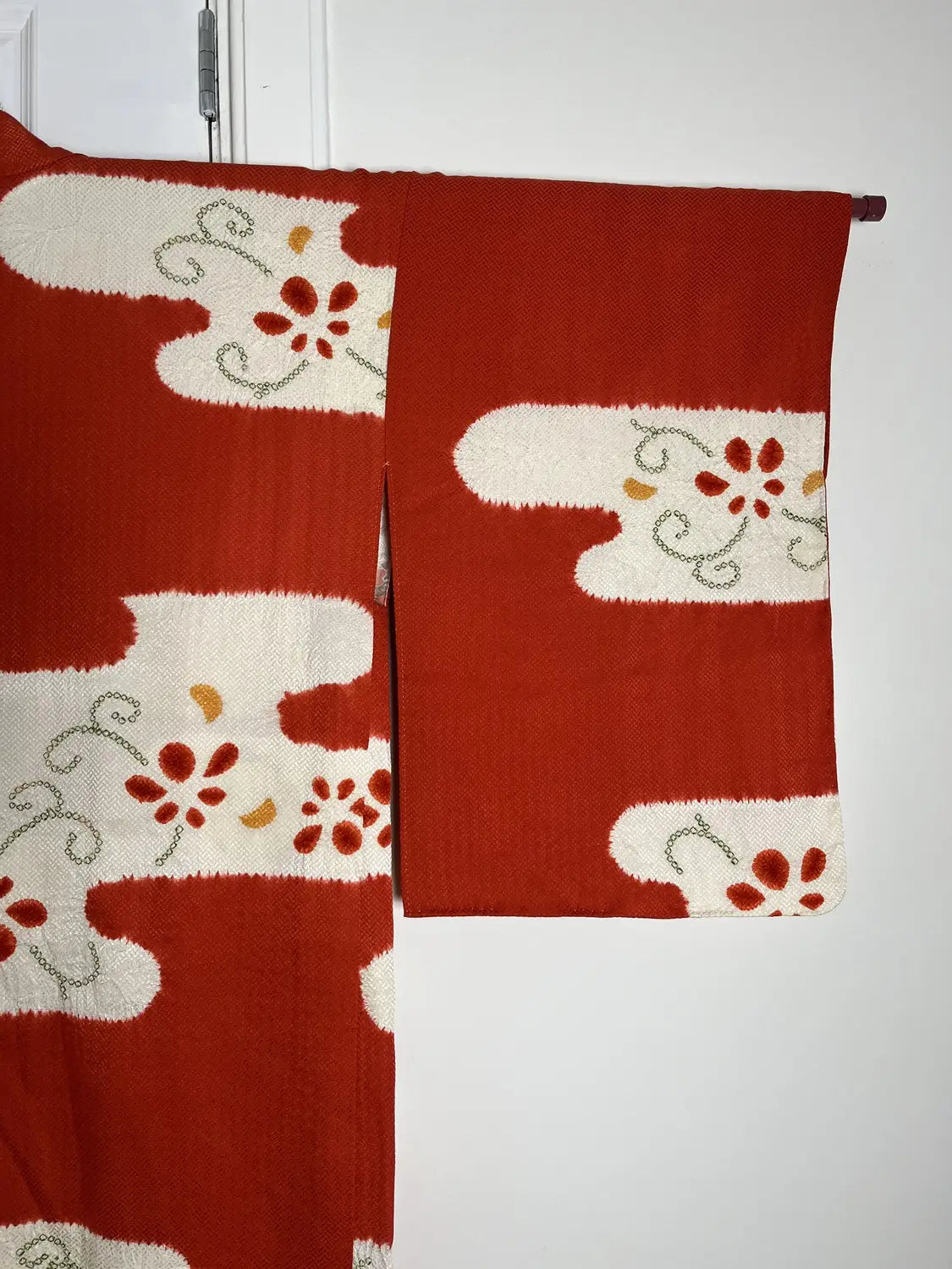 Vintage Color Haori - Red and White Drifting Clouds -