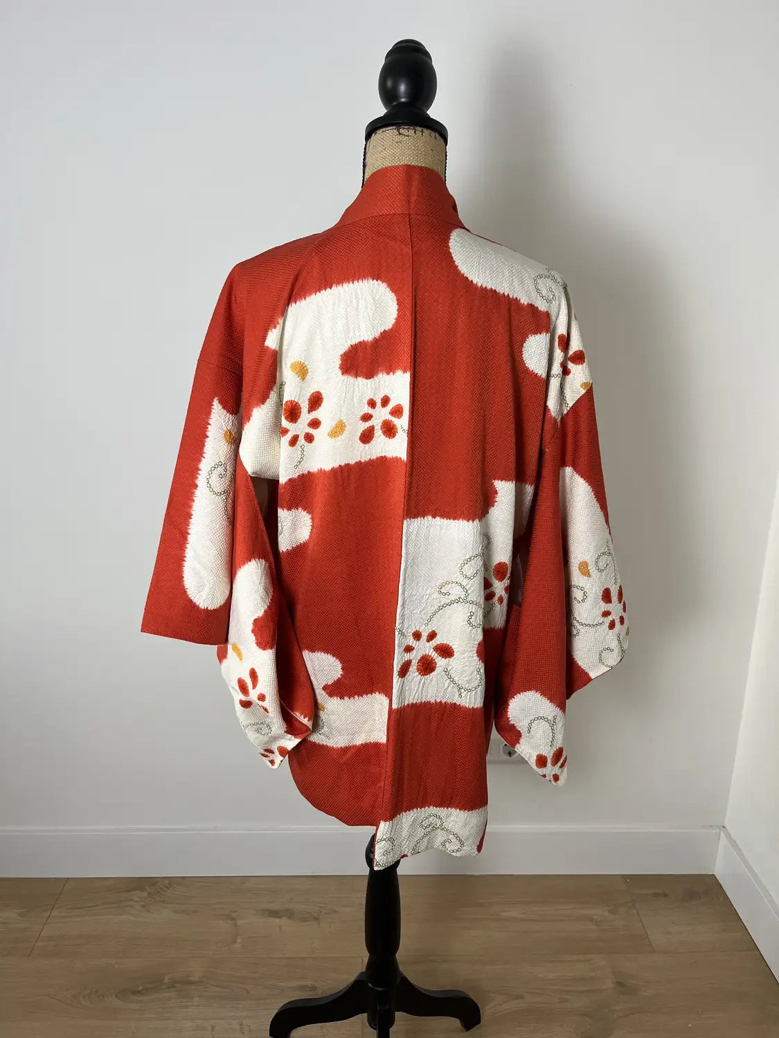 Vintage Color Haori - Red and White Drifting Clouds -