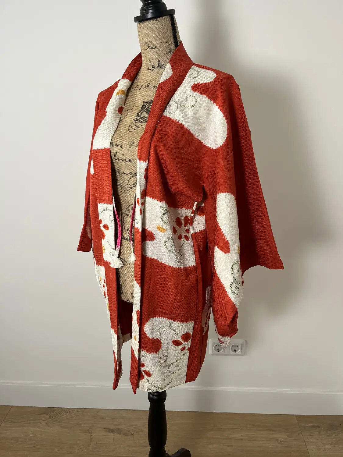 Vintage Color Haori - Red and White Drifting Clouds -