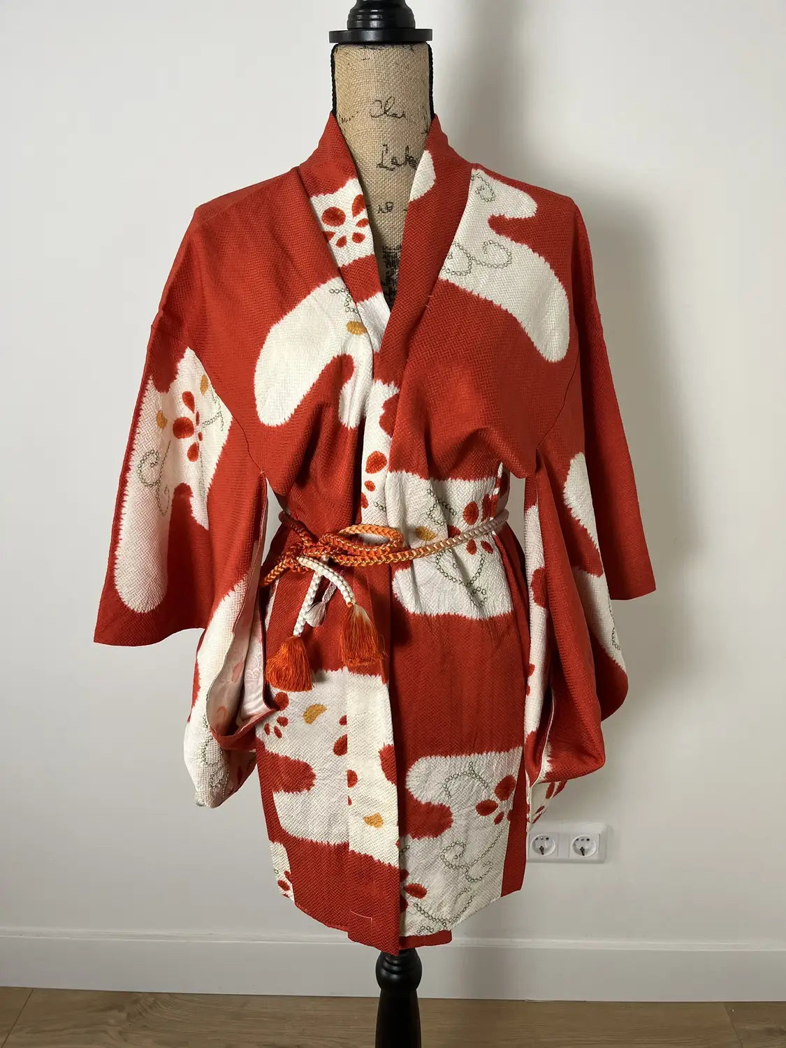 Vintage Color Haori - Red and White Drifting Clouds -